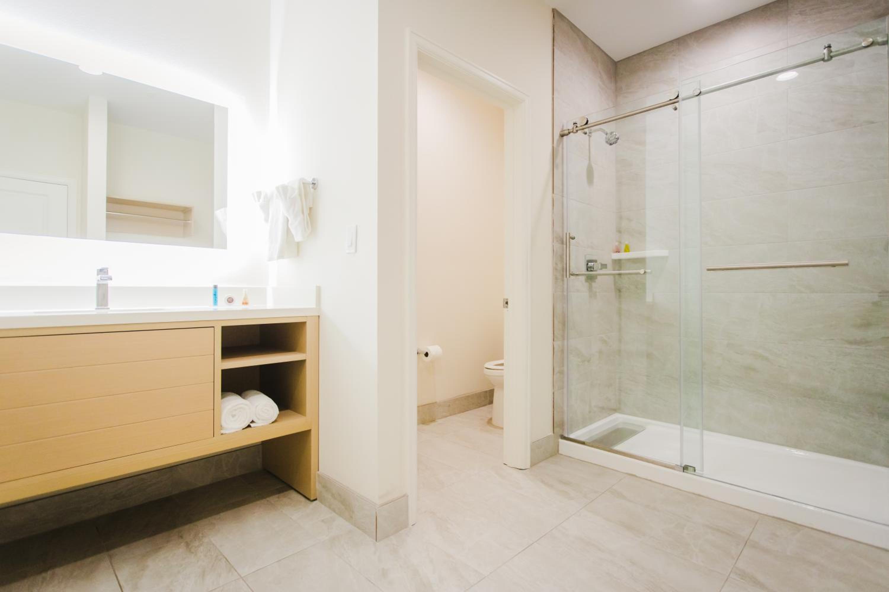 Deluxe King Room - Photo 6