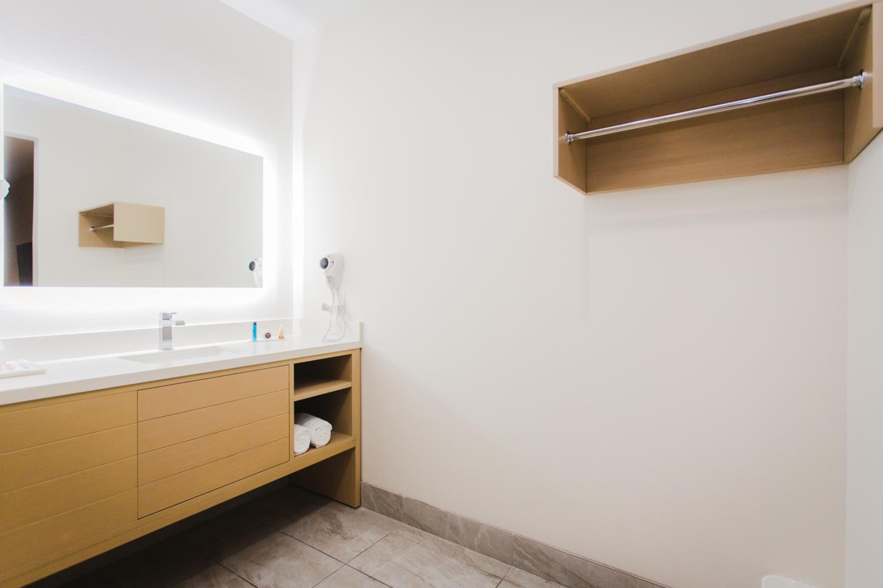 Deluxe King Room - Photo 2