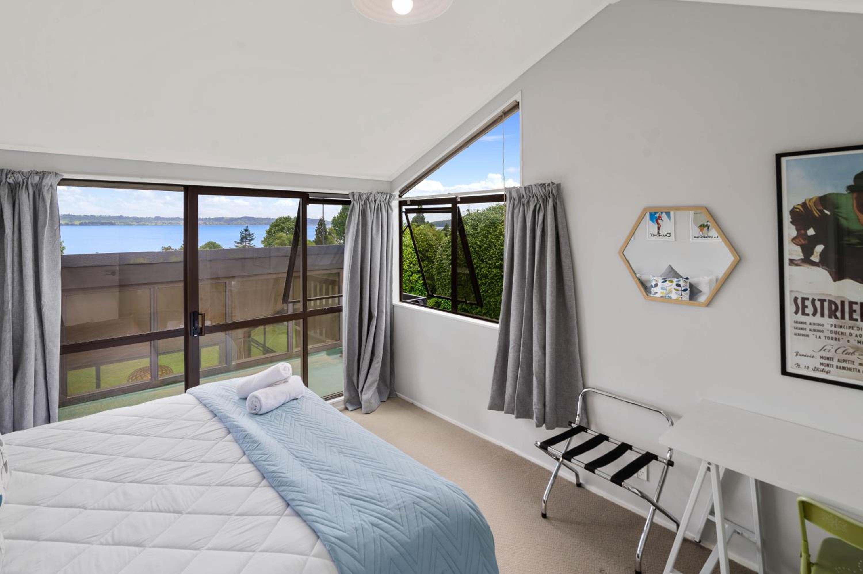 Six-Bedroom House - Photo 4
