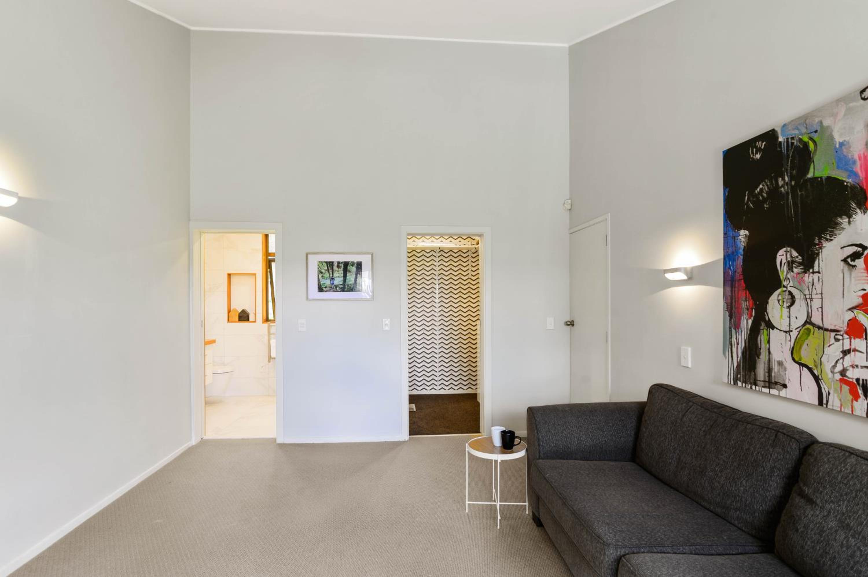 Six-Bedroom House - Photo 5