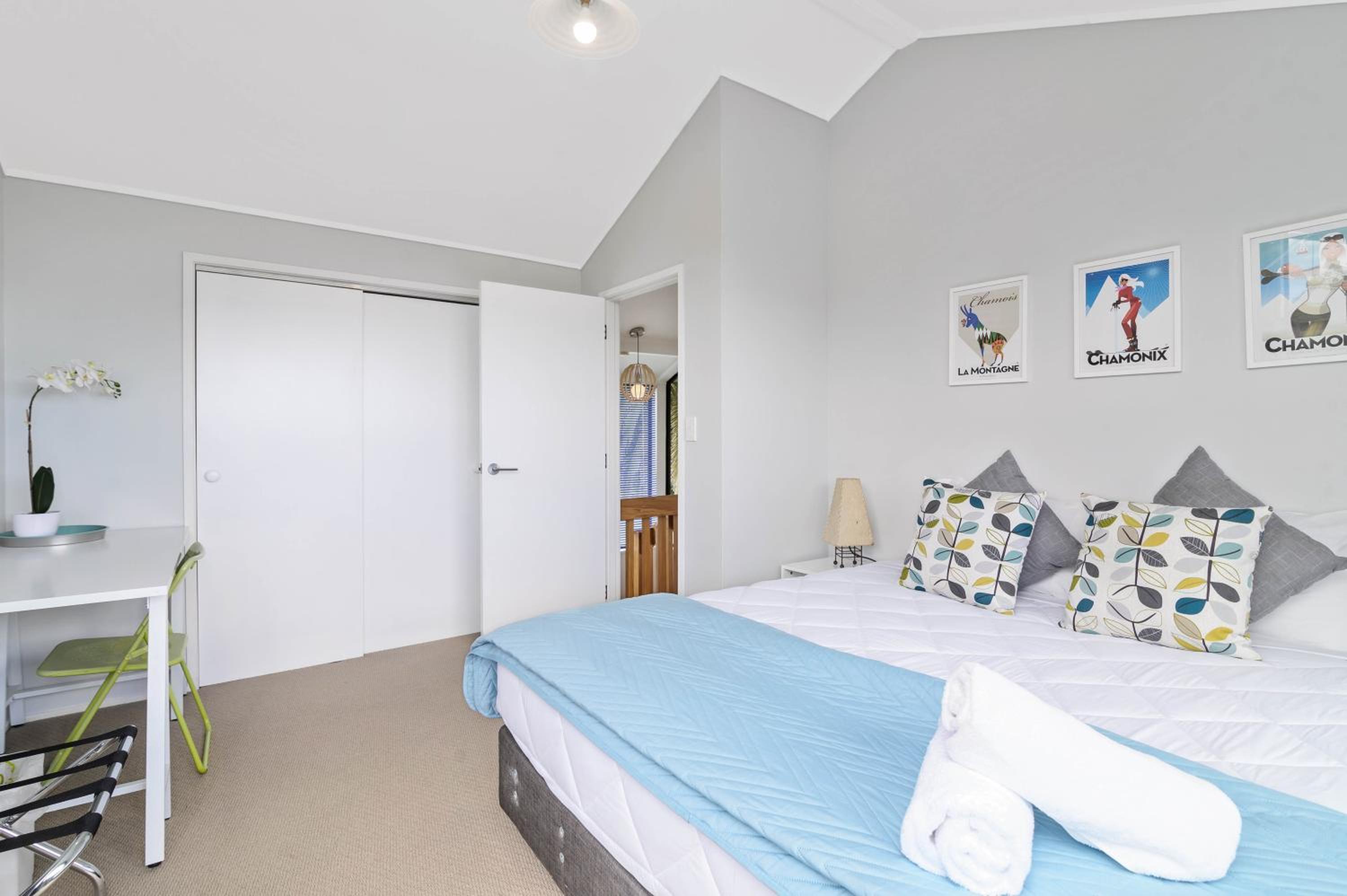 Six-Bedroom House - Photo 8