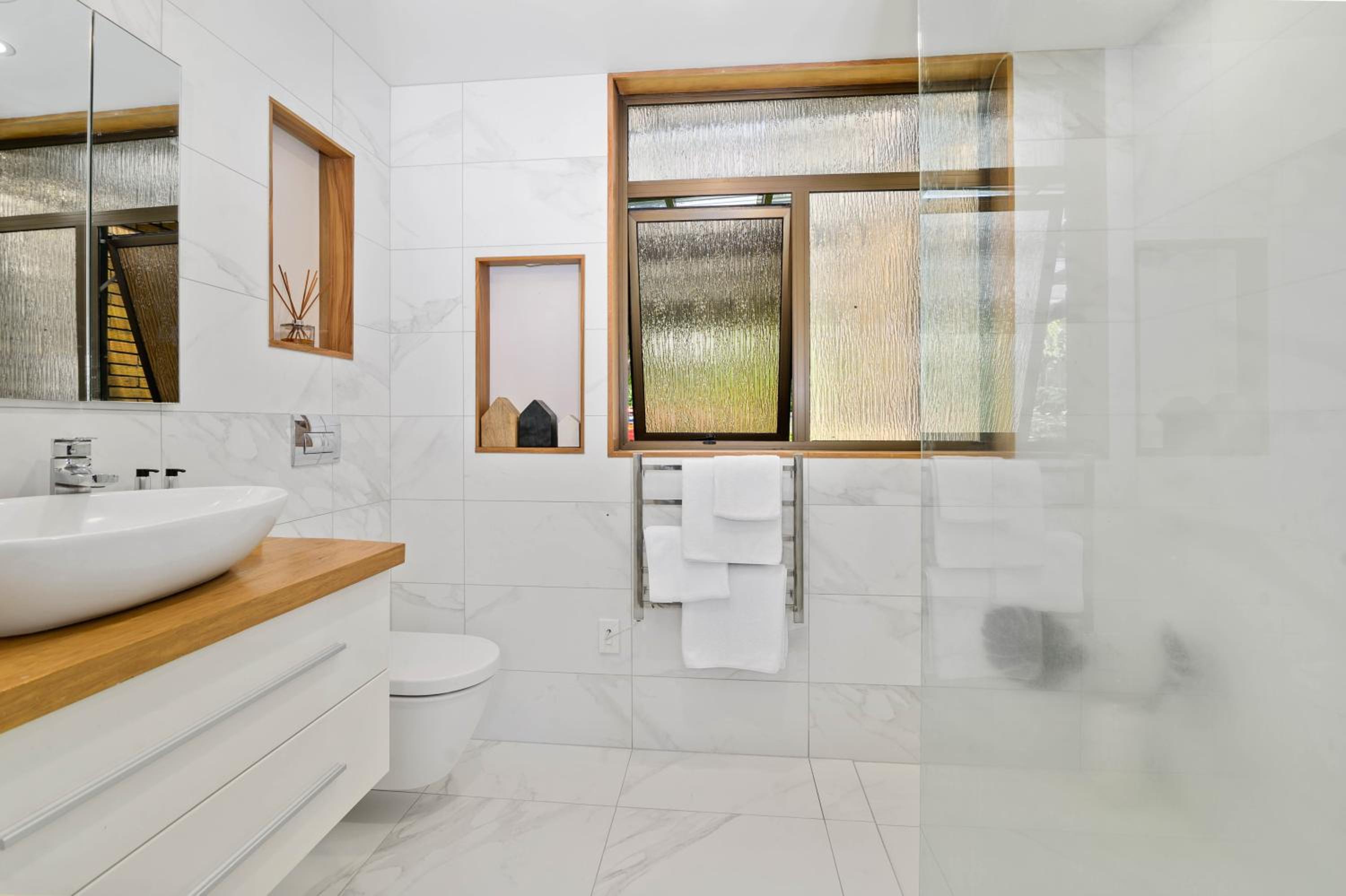 Six-Bedroom House - Photo 10