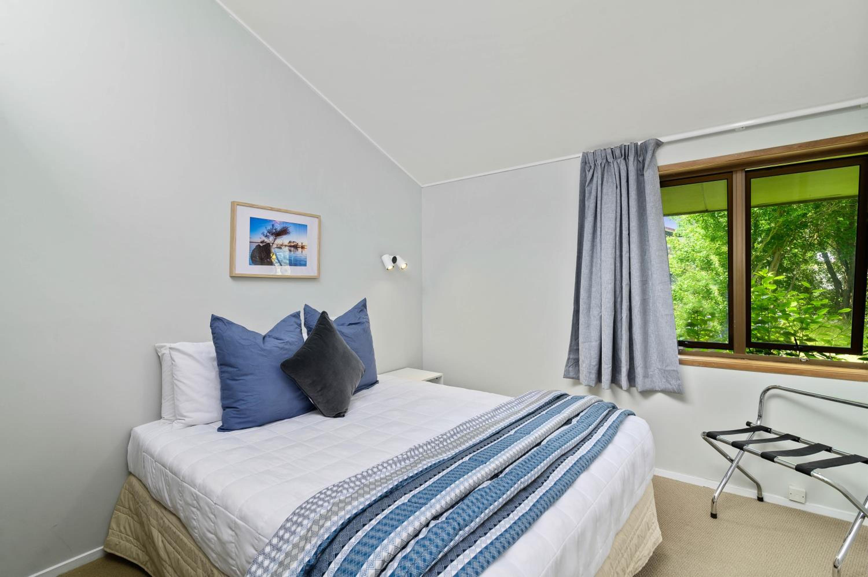 Six-Bedroom House - Photo 11