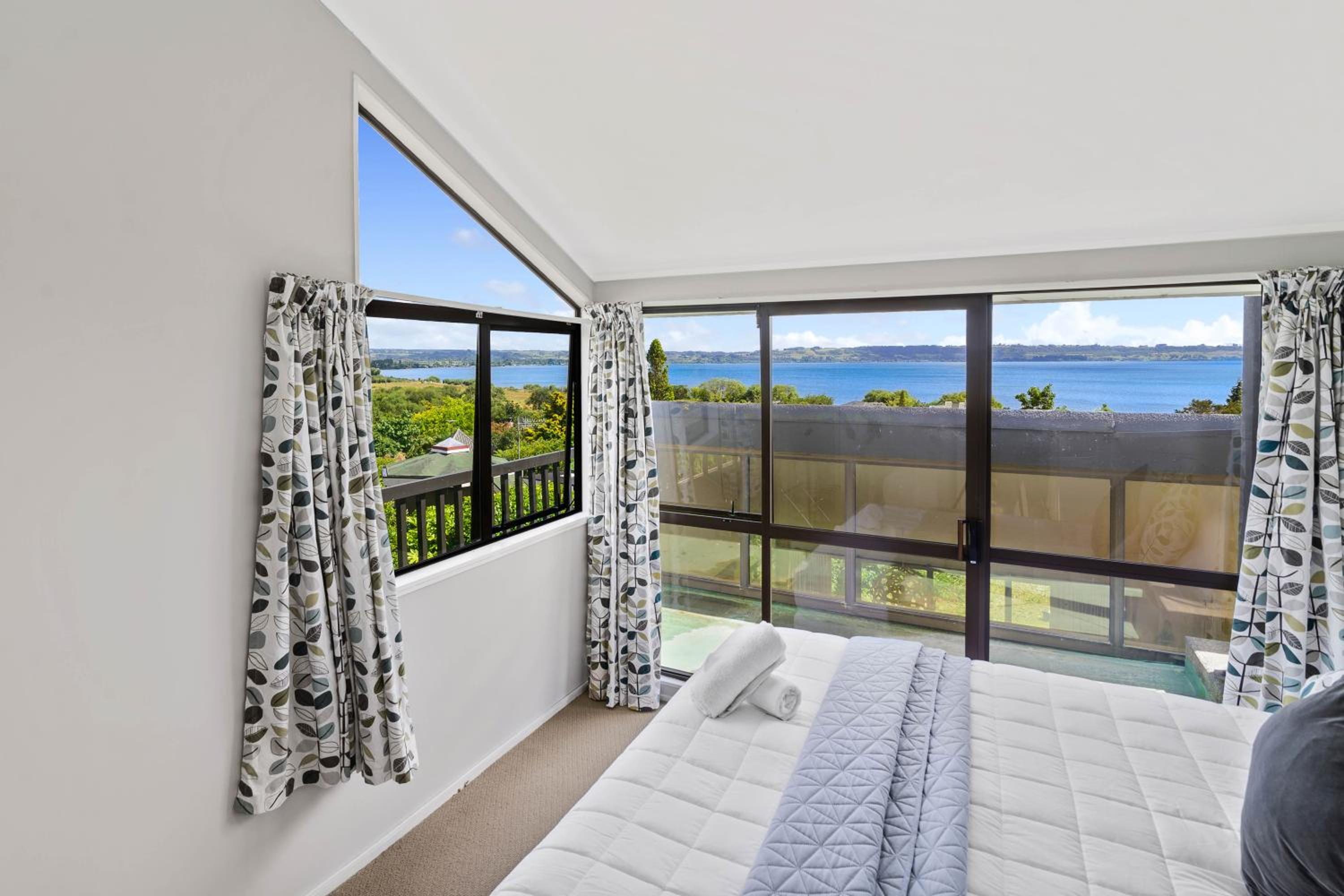 Six-Bedroom House - Photo 12