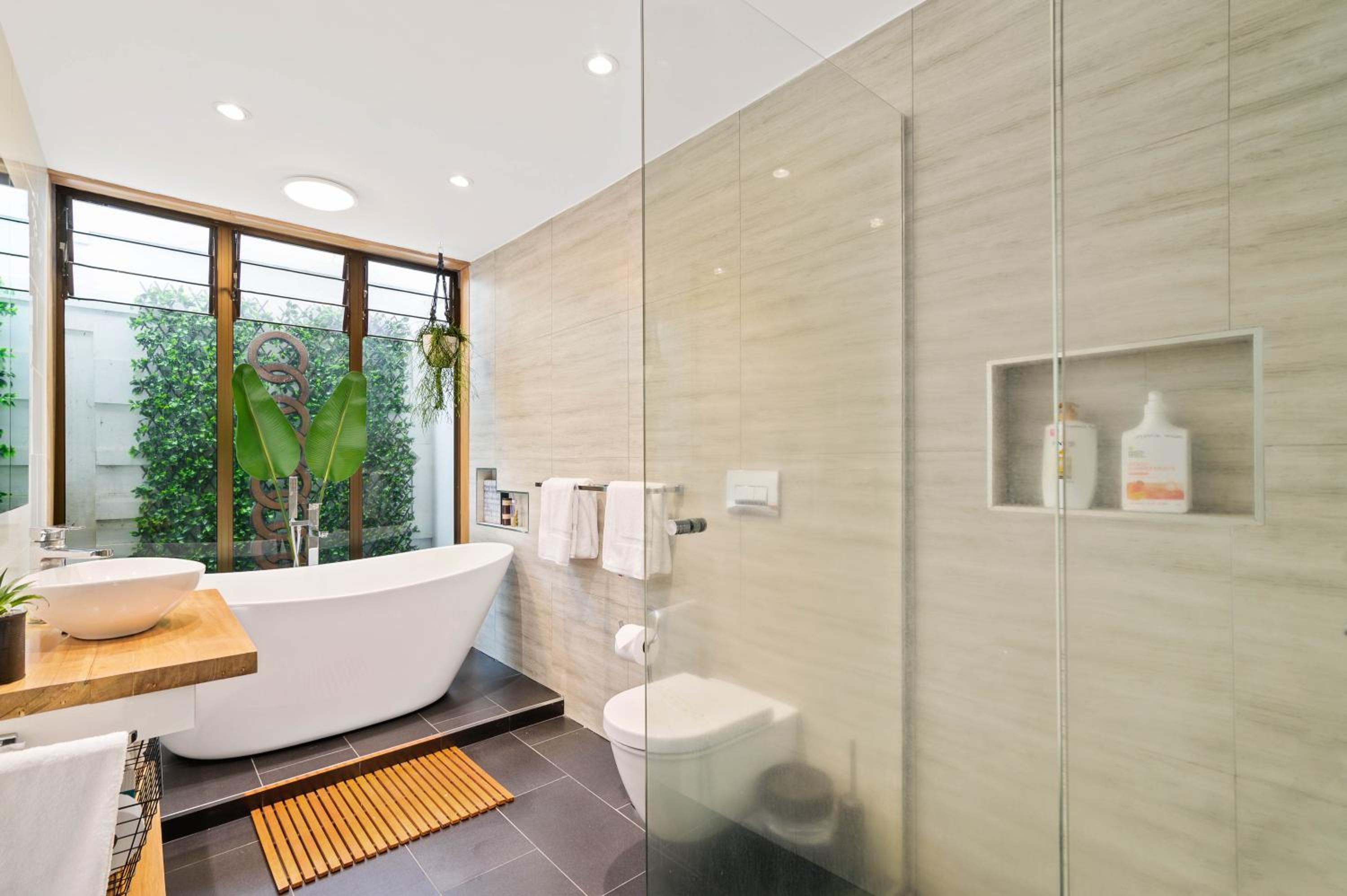Six-Bedroom House - Photo 15