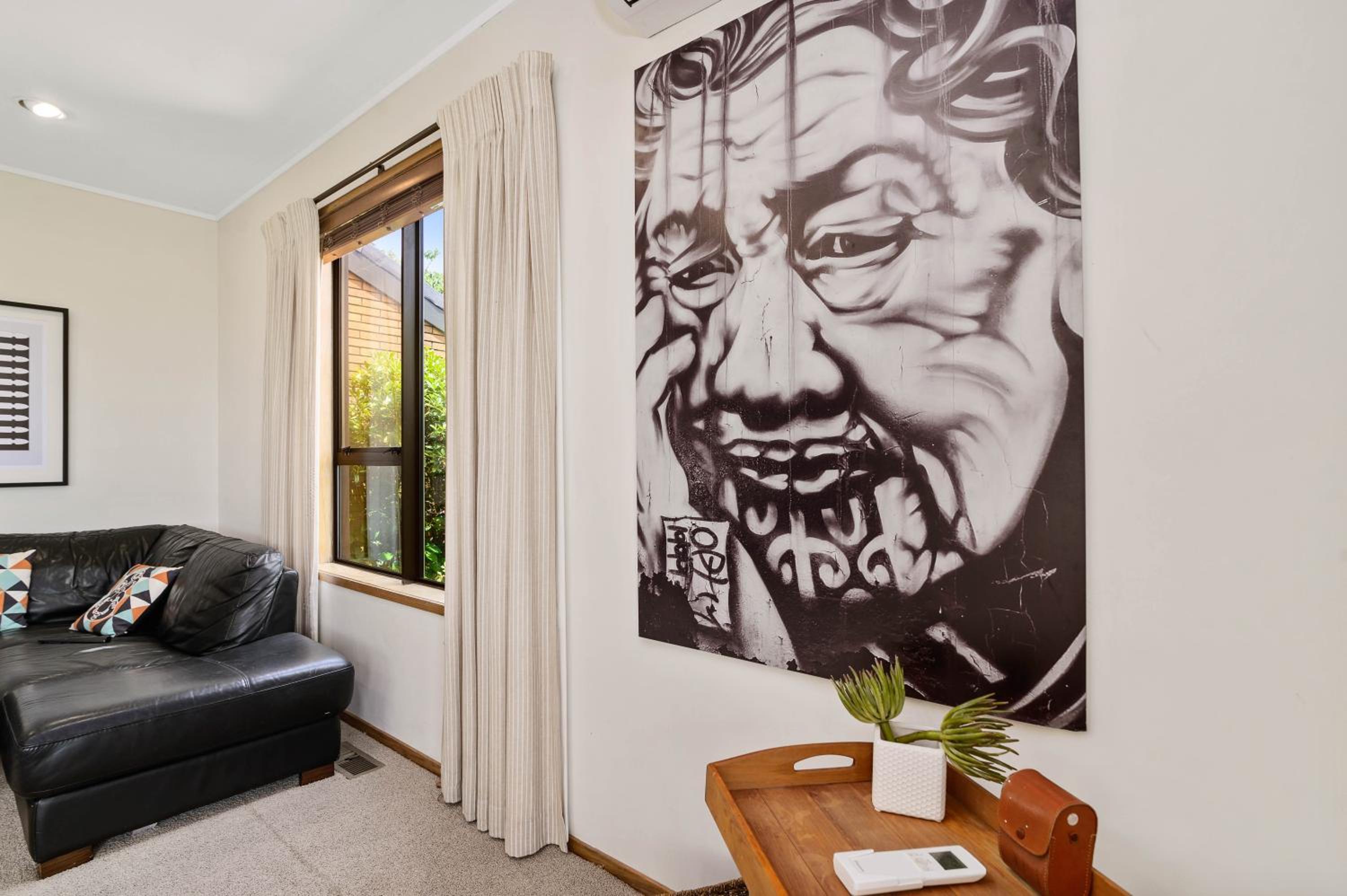 Six-Bedroom House - Photo 21
