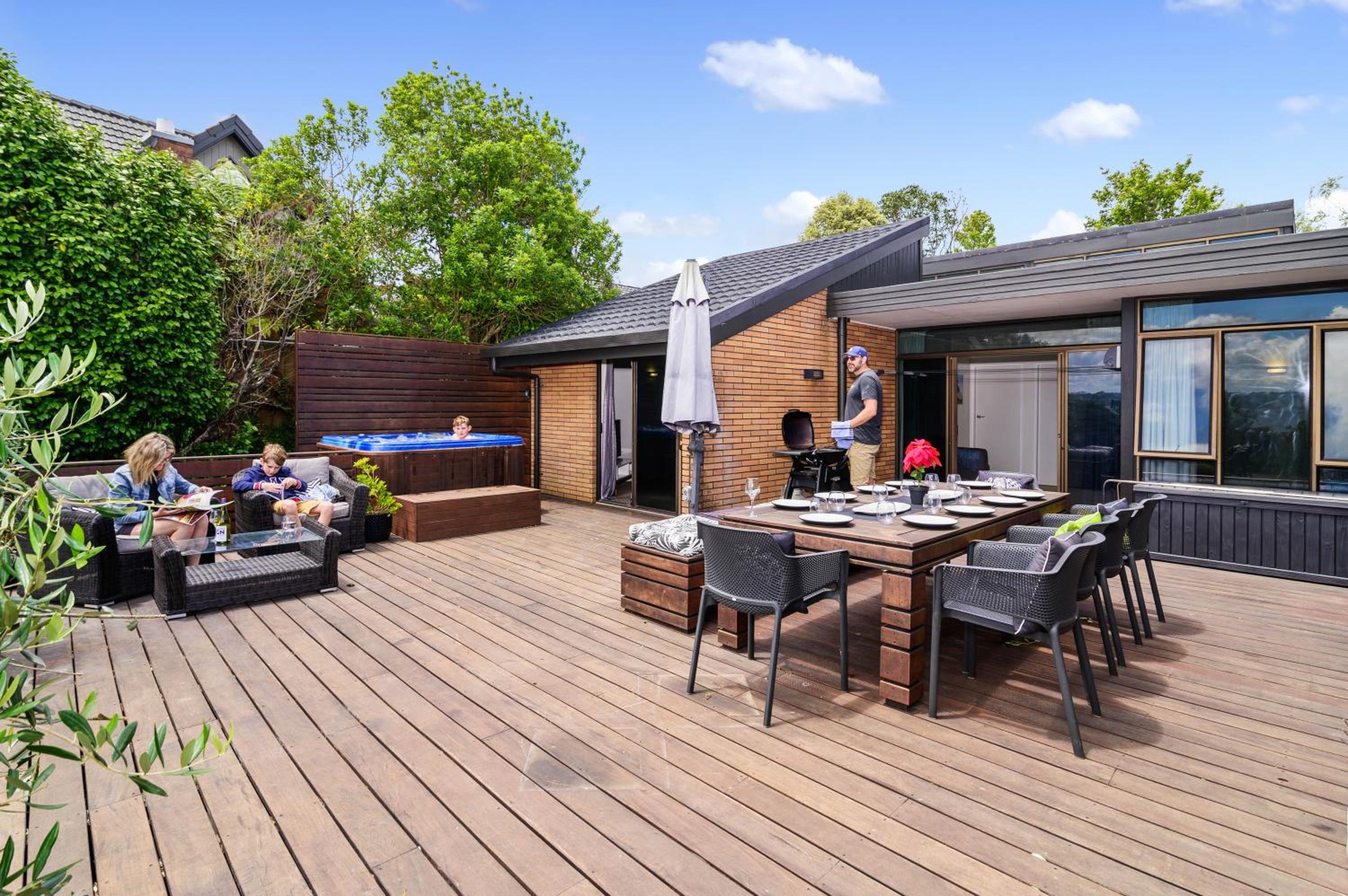 Six-Bedroom House - Photo 26