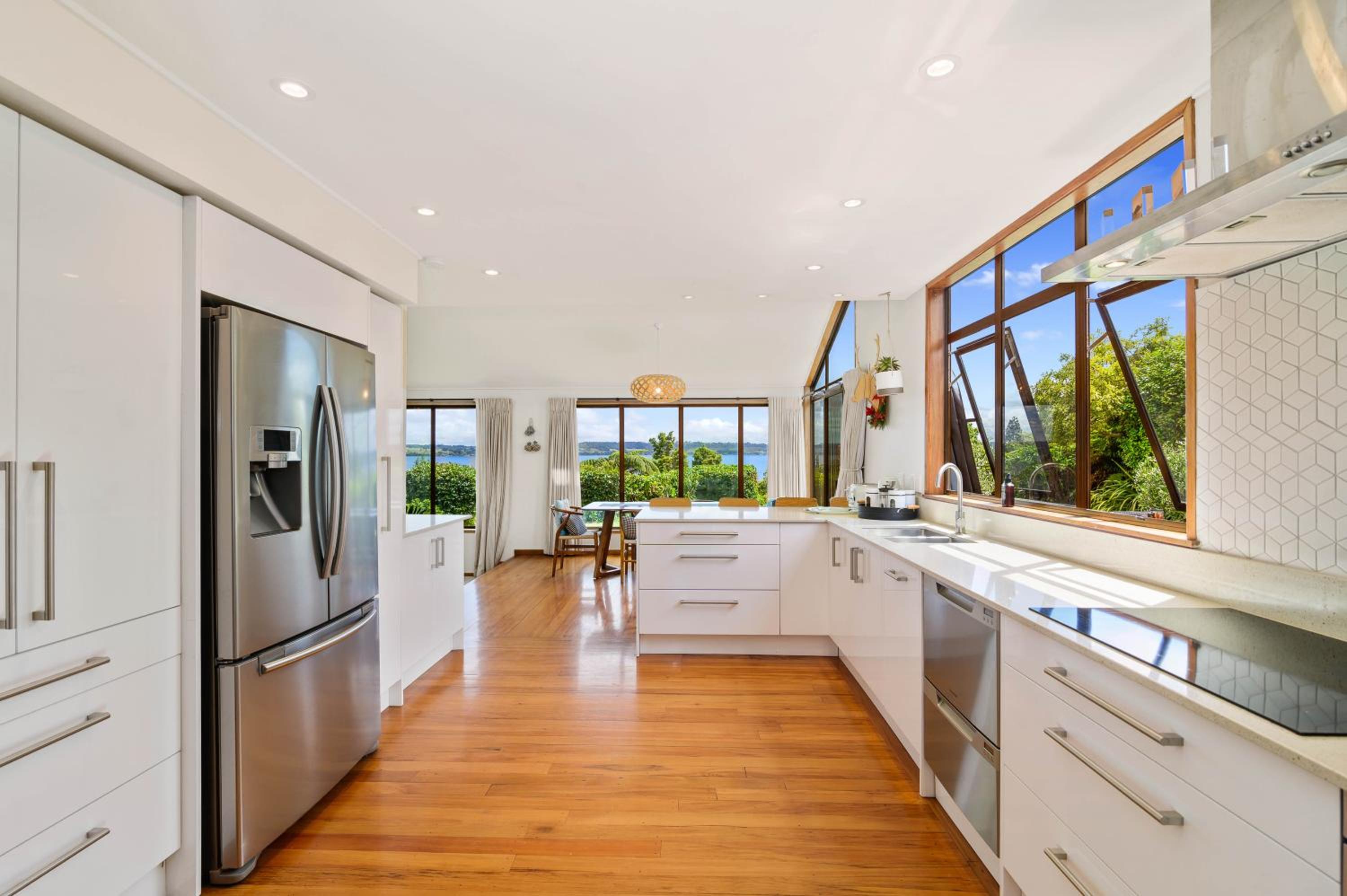 Six-Bedroom House - Photo 30