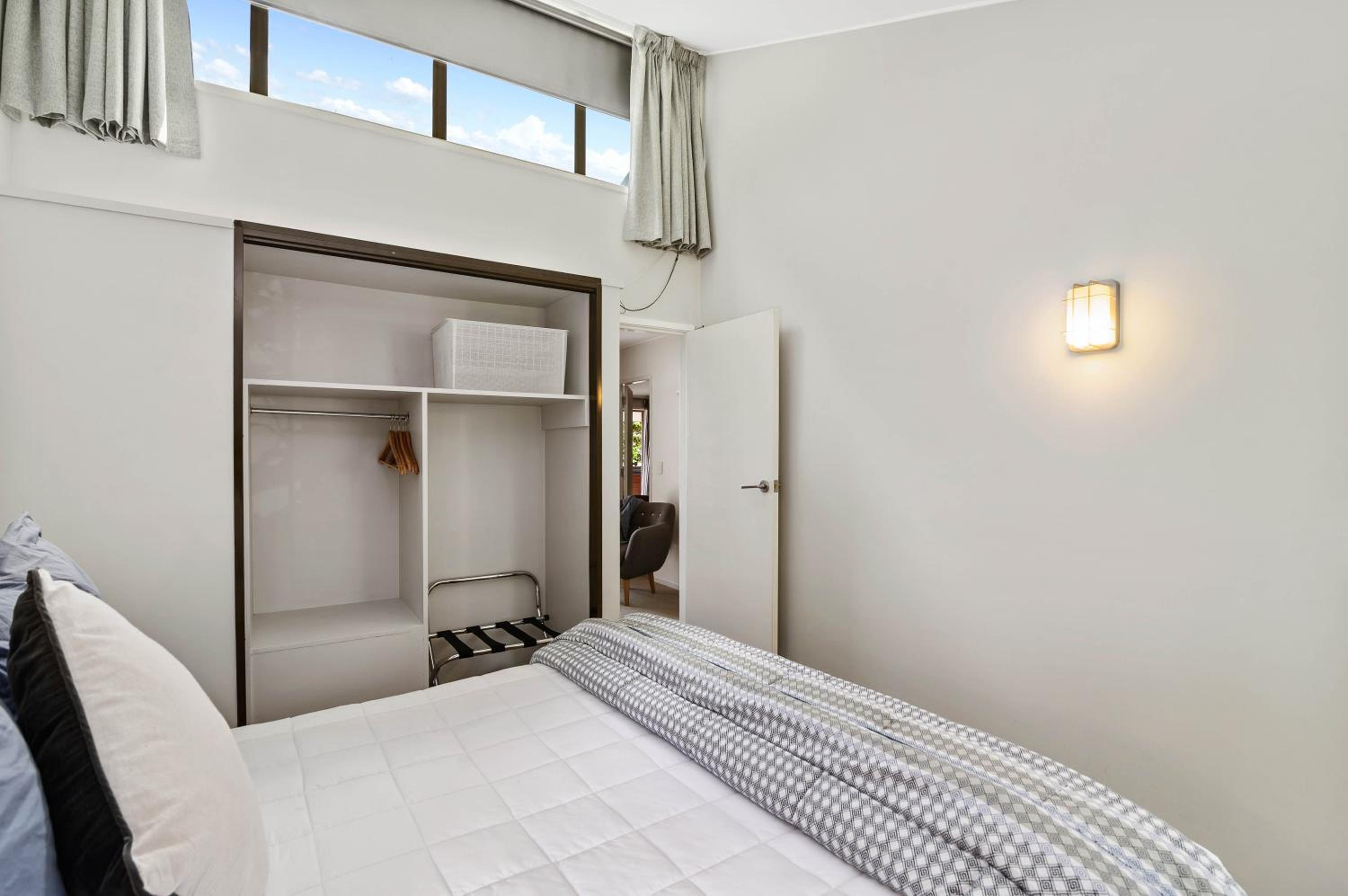 Six-Bedroom House - Photo 31