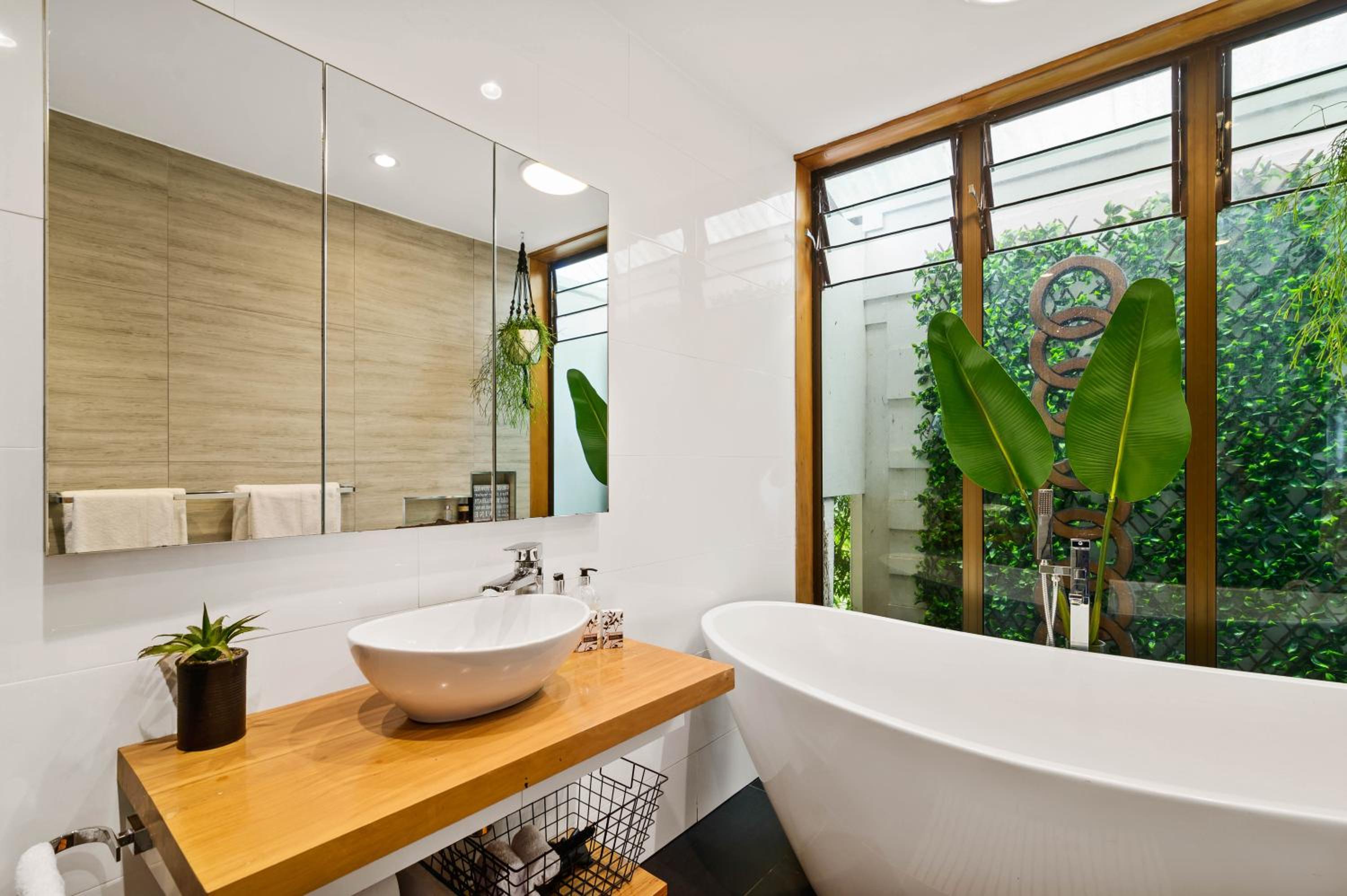Six-Bedroom House - Photo 33