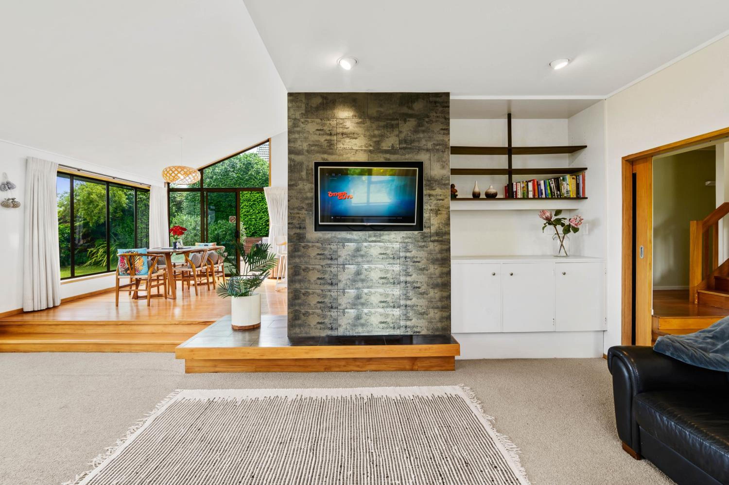 Six-Bedroom House - Photo 36