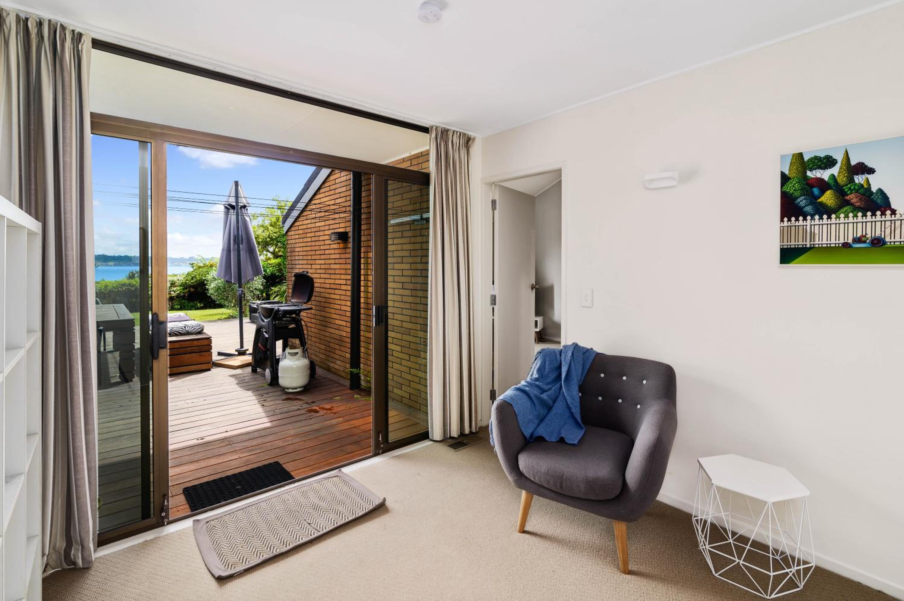 Six-Bedroom House - Photo 37
