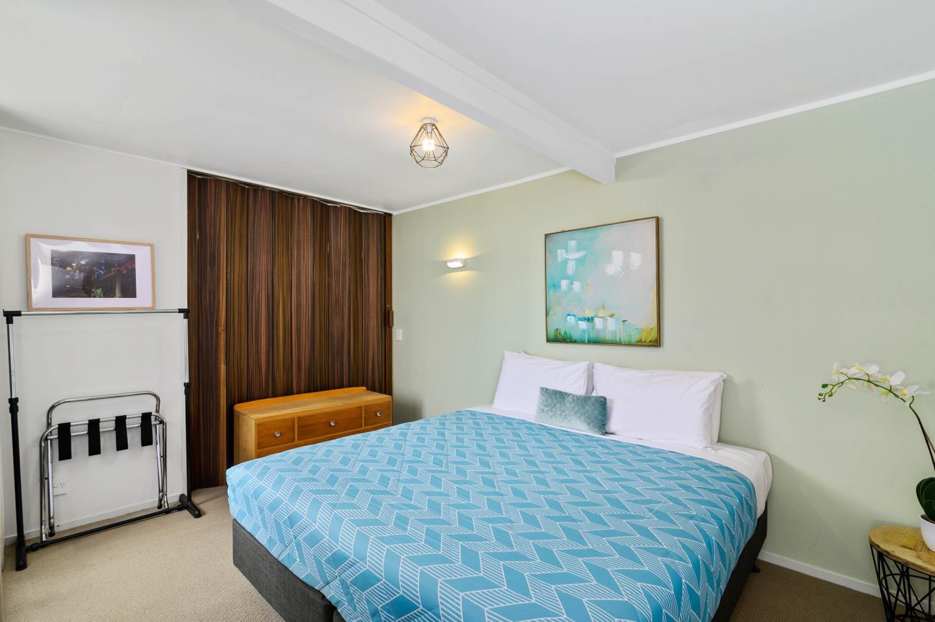 Six-Bedroom House - Photo 39