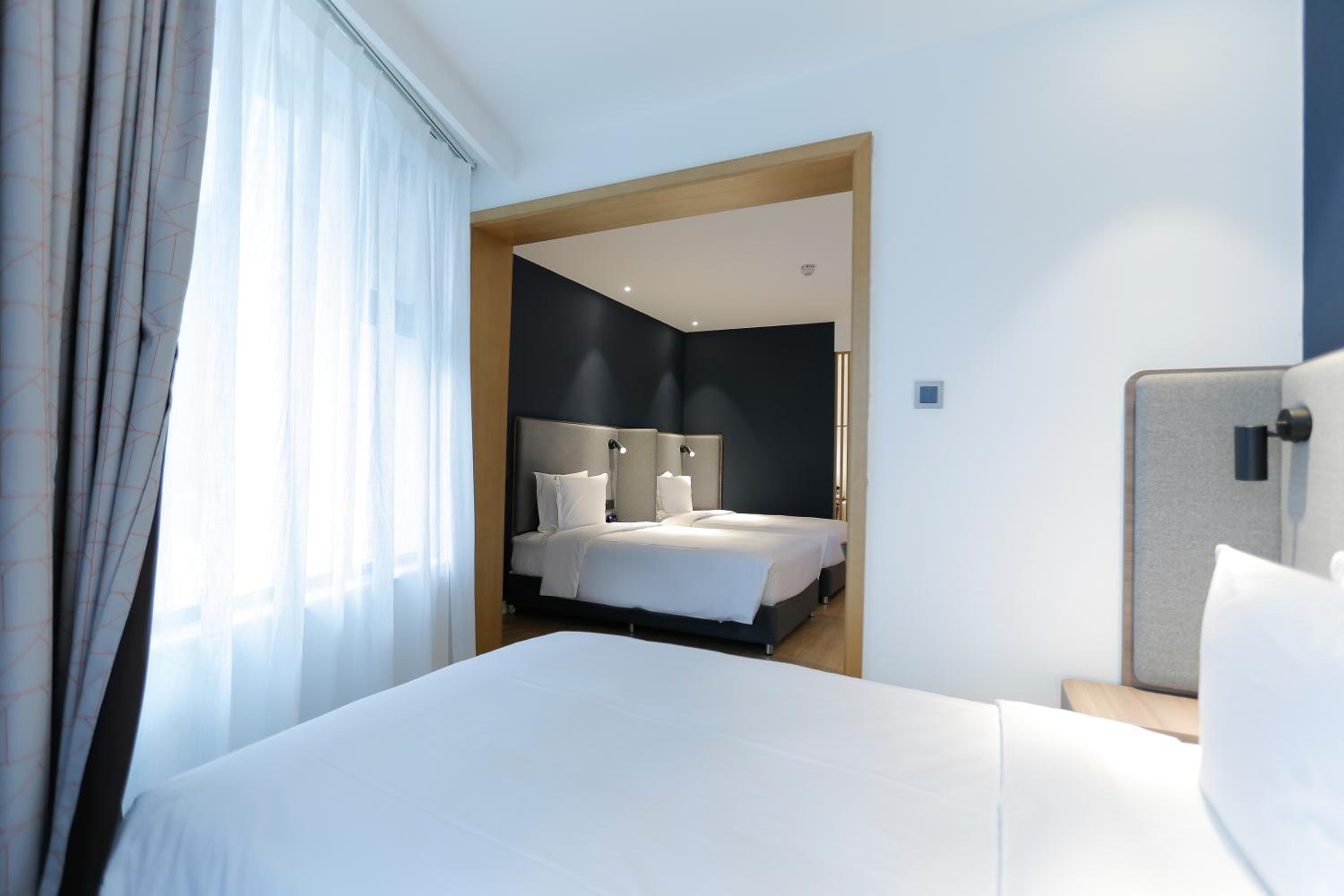 Standard Room with One Queen Bed and Twin Beds photo 1