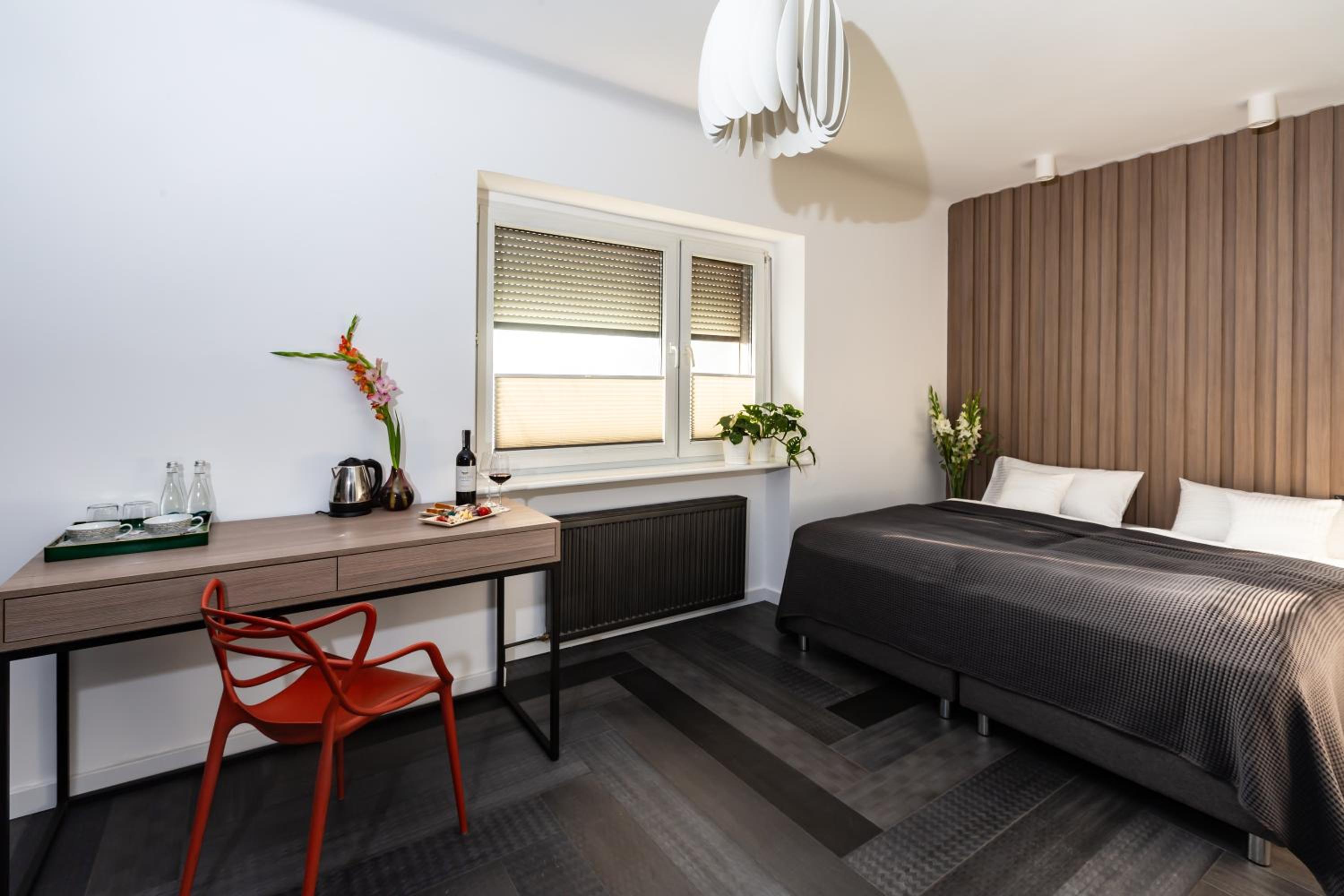 Large Double Room - Photo 6
