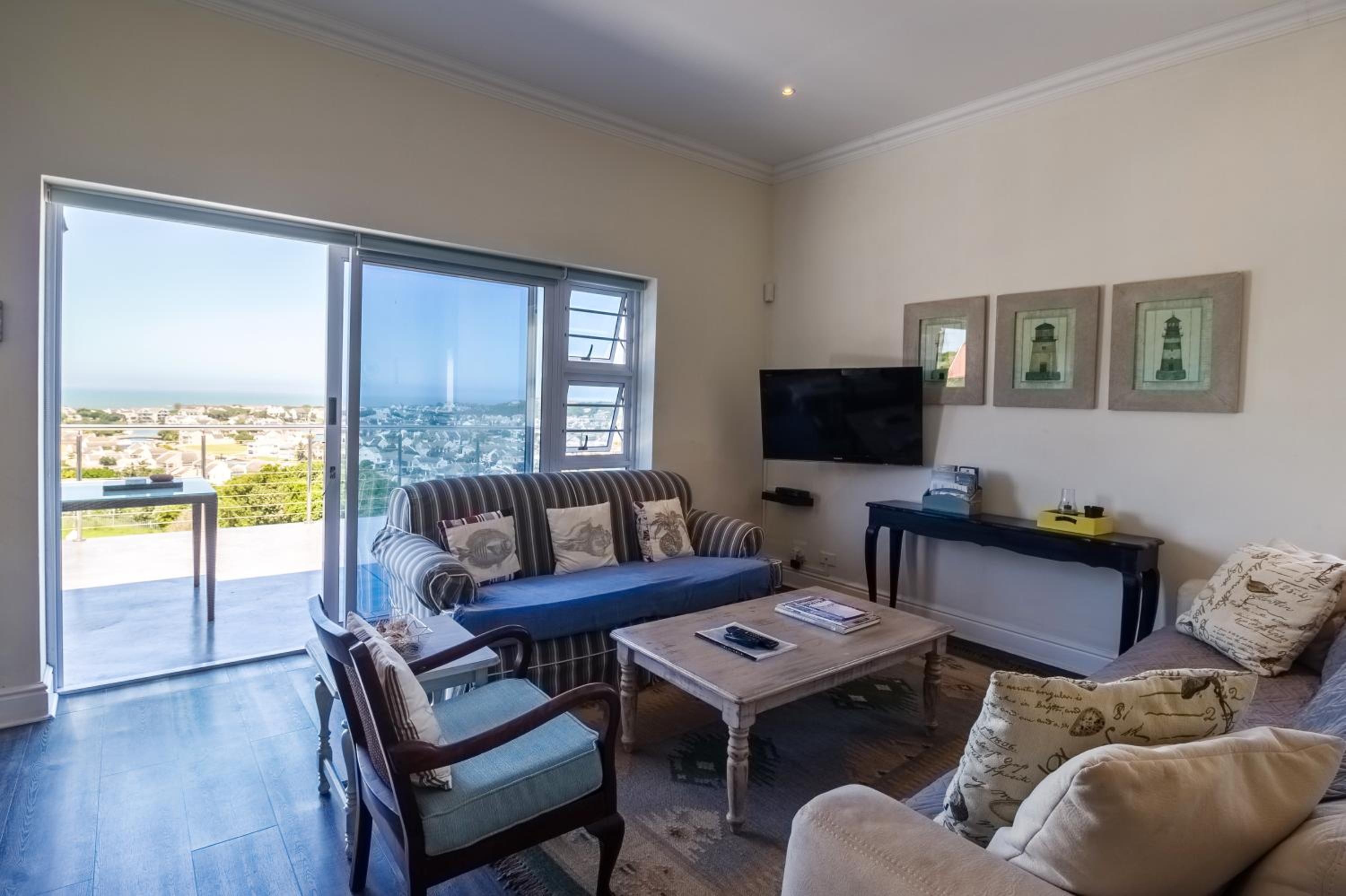 One-Bedroom Apartment with Sea View and Balcony photo 2