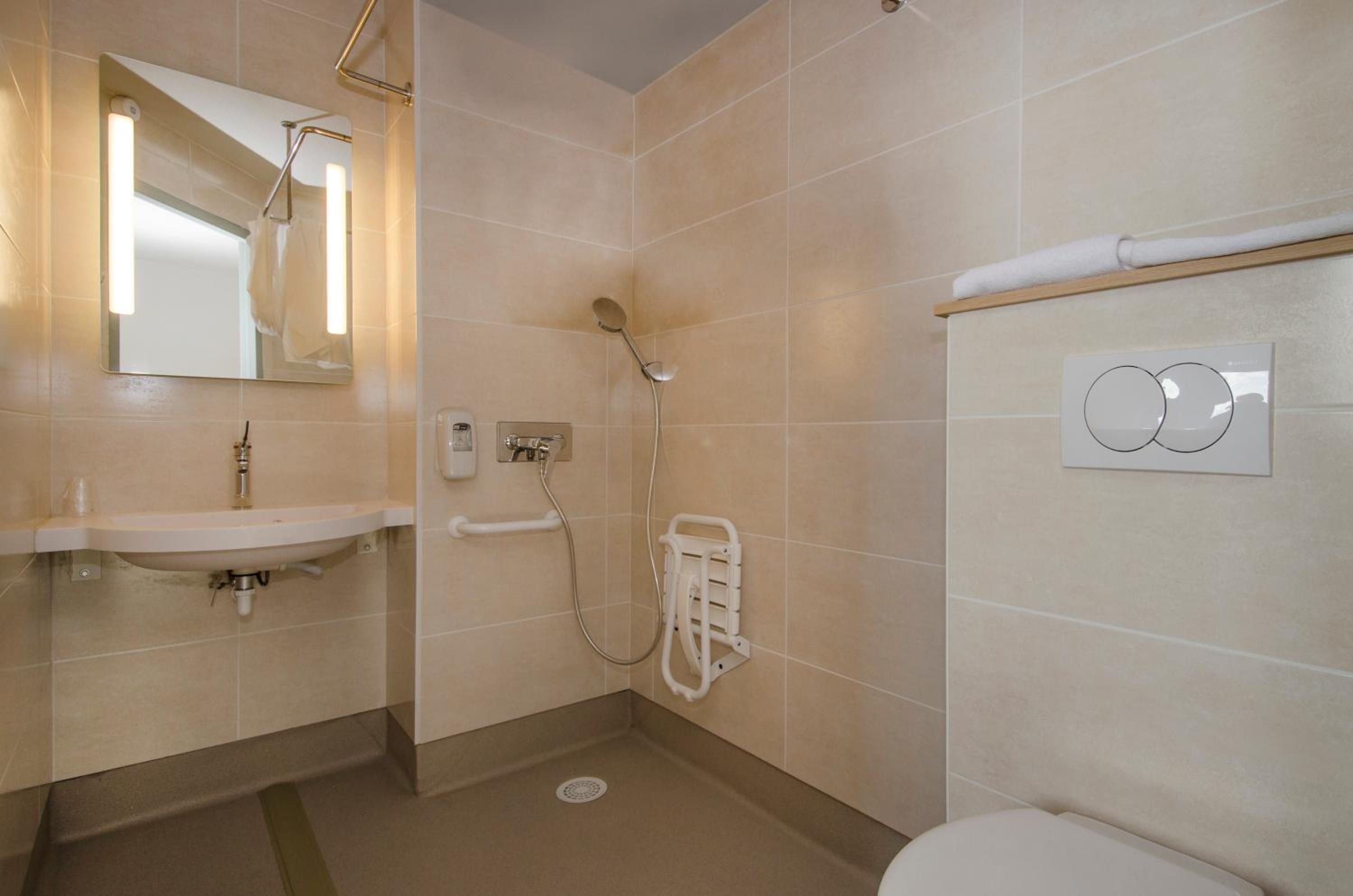 Double Room - Disability Access - Photo 7