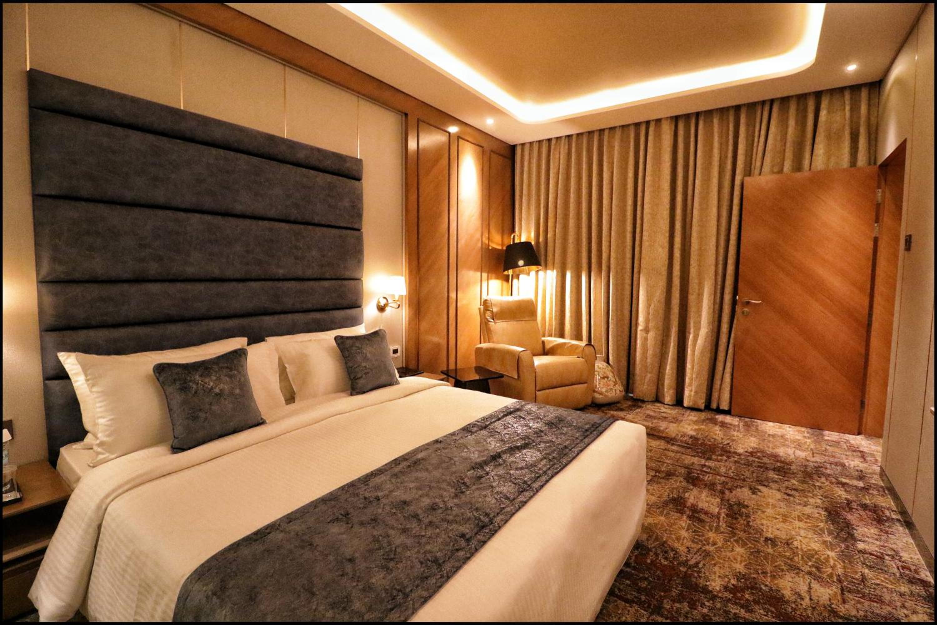 Premium Suite with Two way Airport Transfers photo 2
