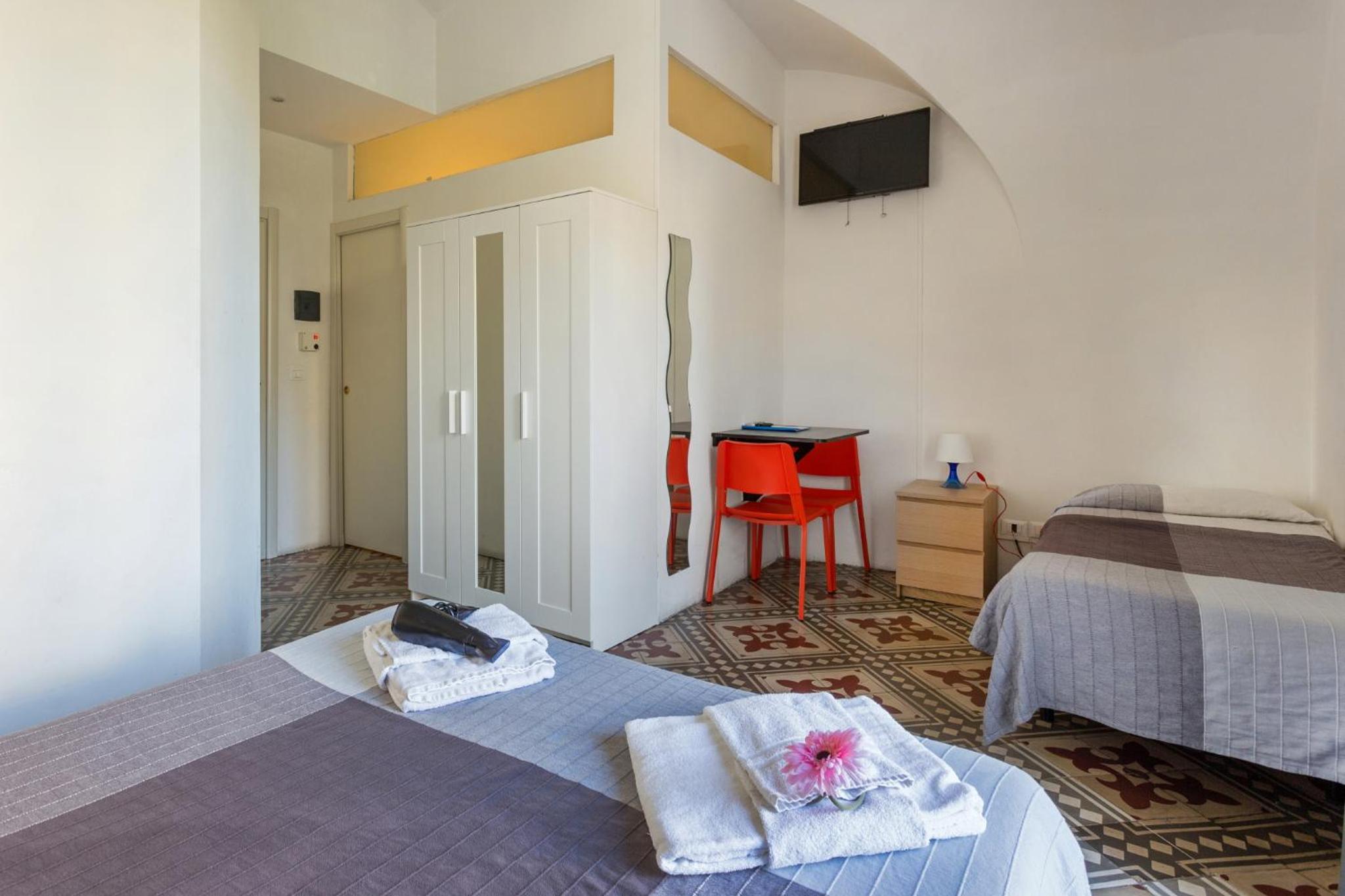 Triple Room with Balcony with square view - Photo 5