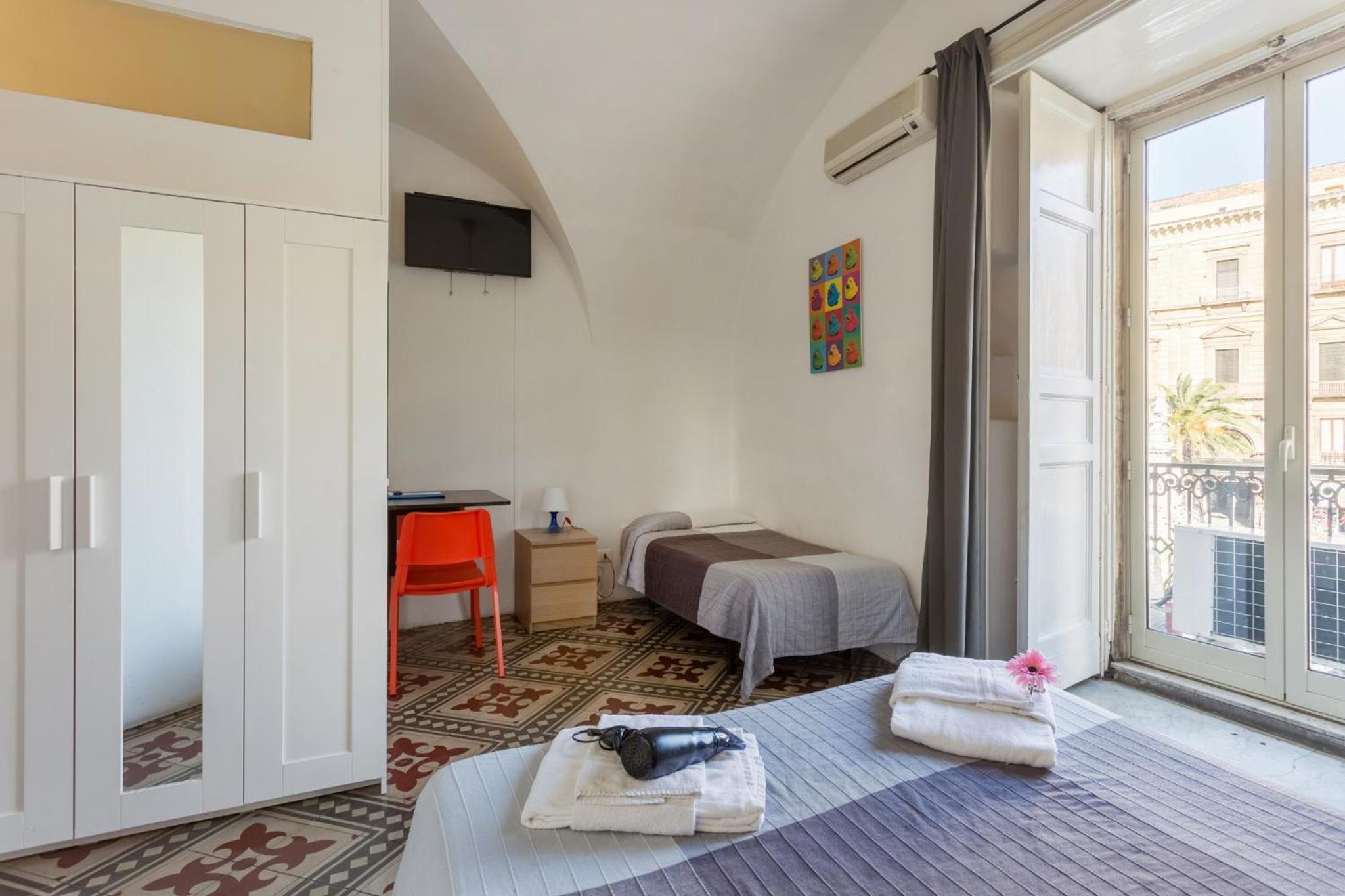 Triple Room with Balcony with square view - Photo 4