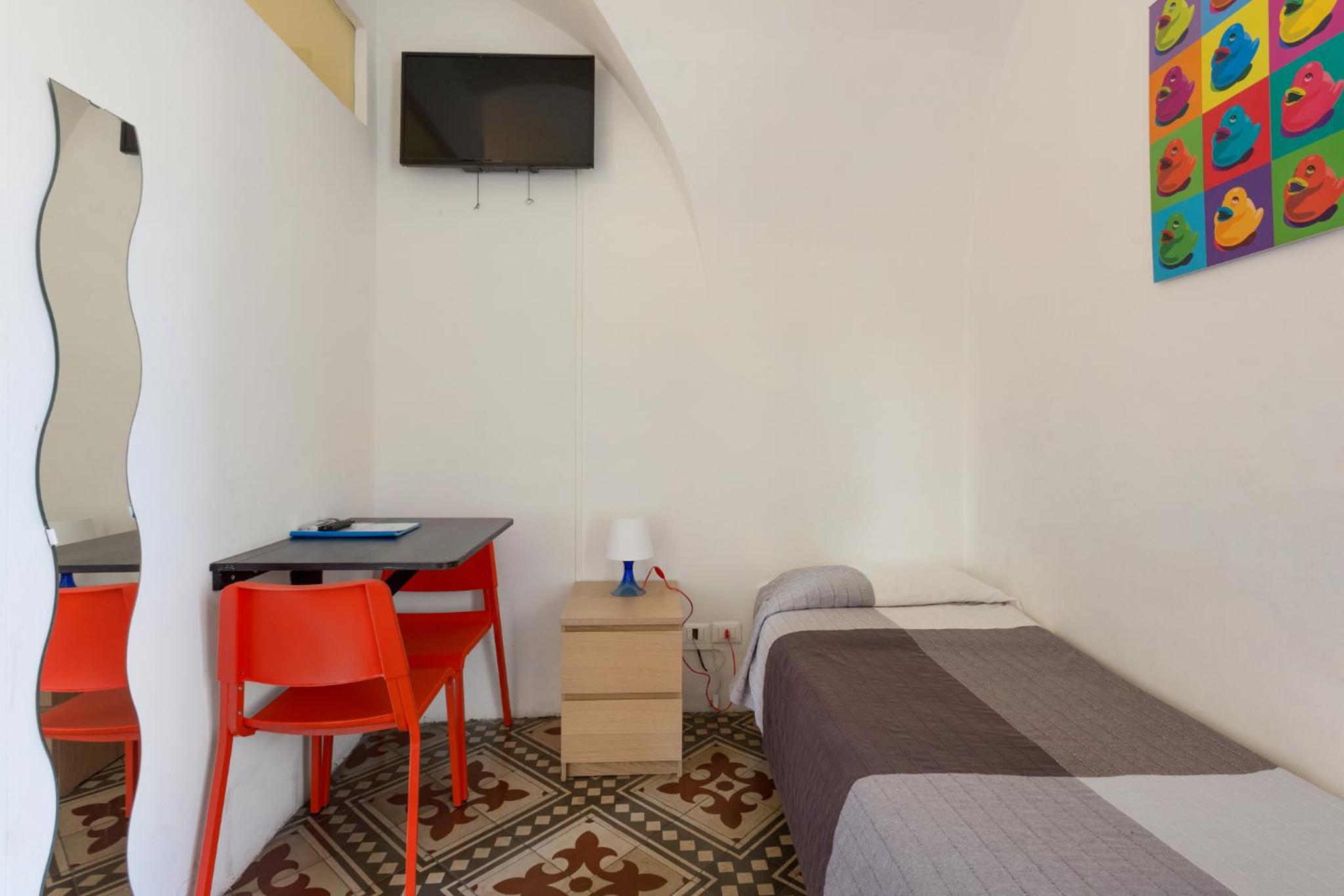 Triple Room with Balcony with square view - Photo 3