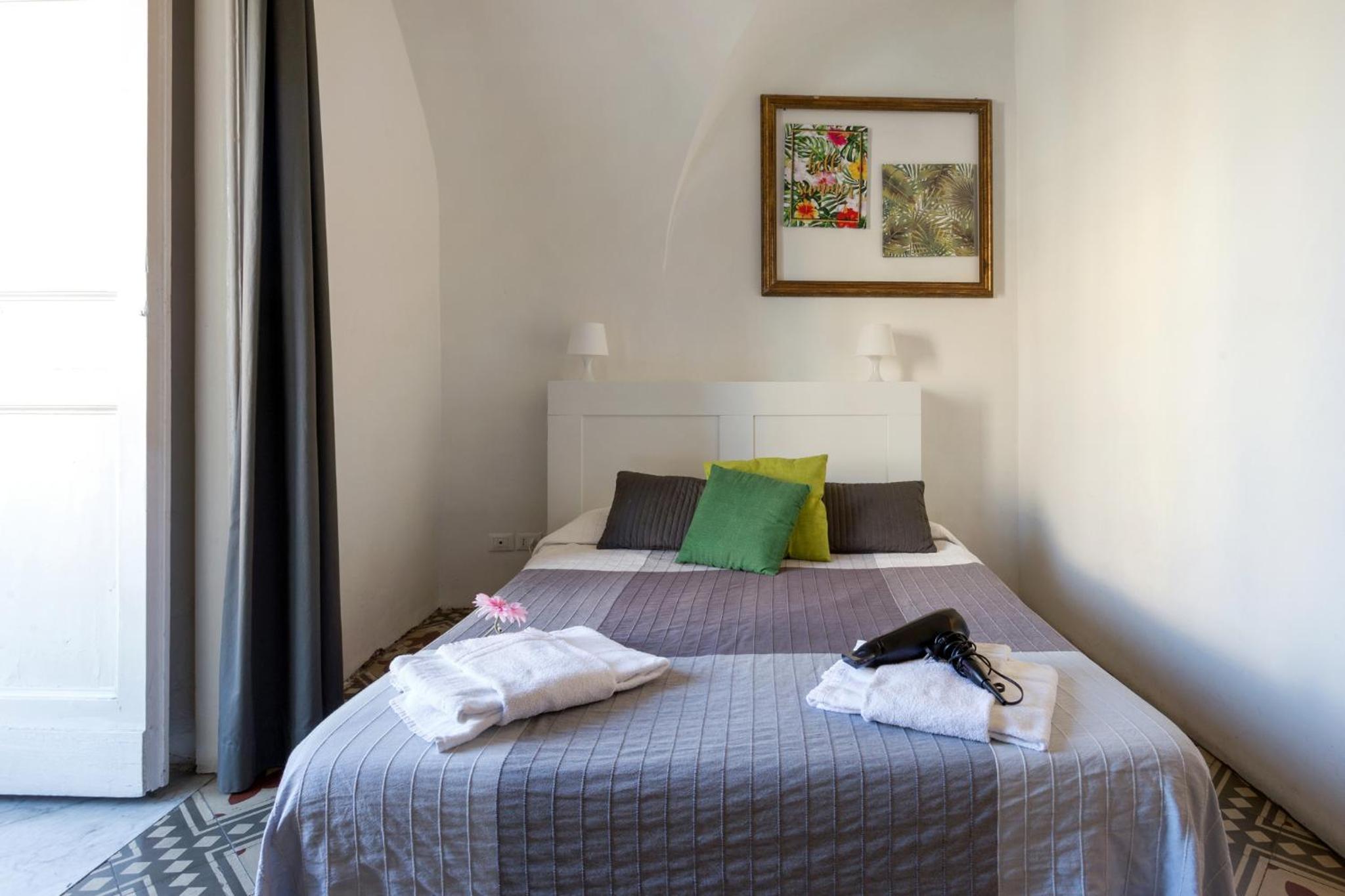 Triple Room with Balcony with square view - Photo 2