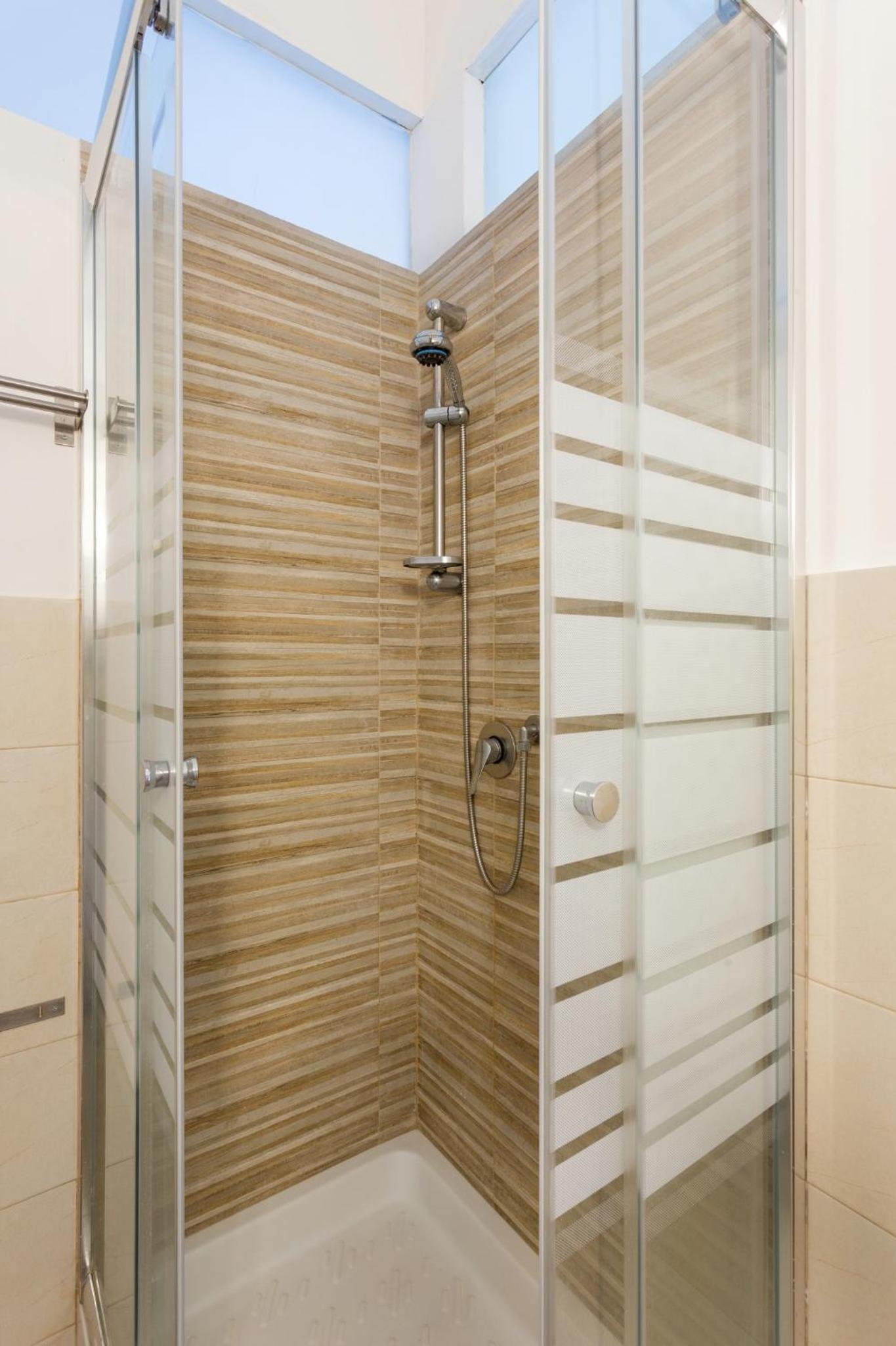 Triple Room with Balcony with square view - Photo 8