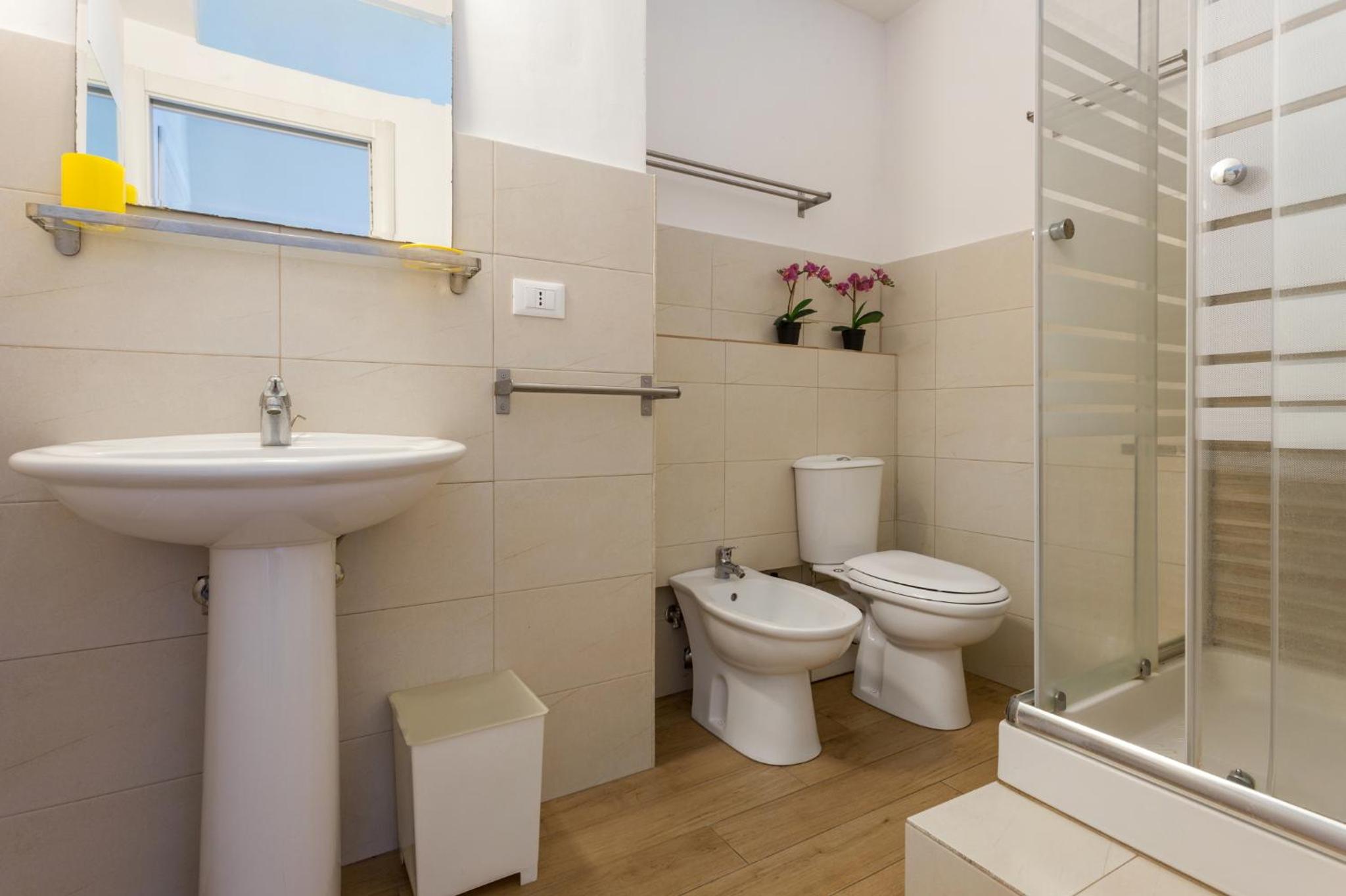 Triple Room with Balcony with square view - Photo 6