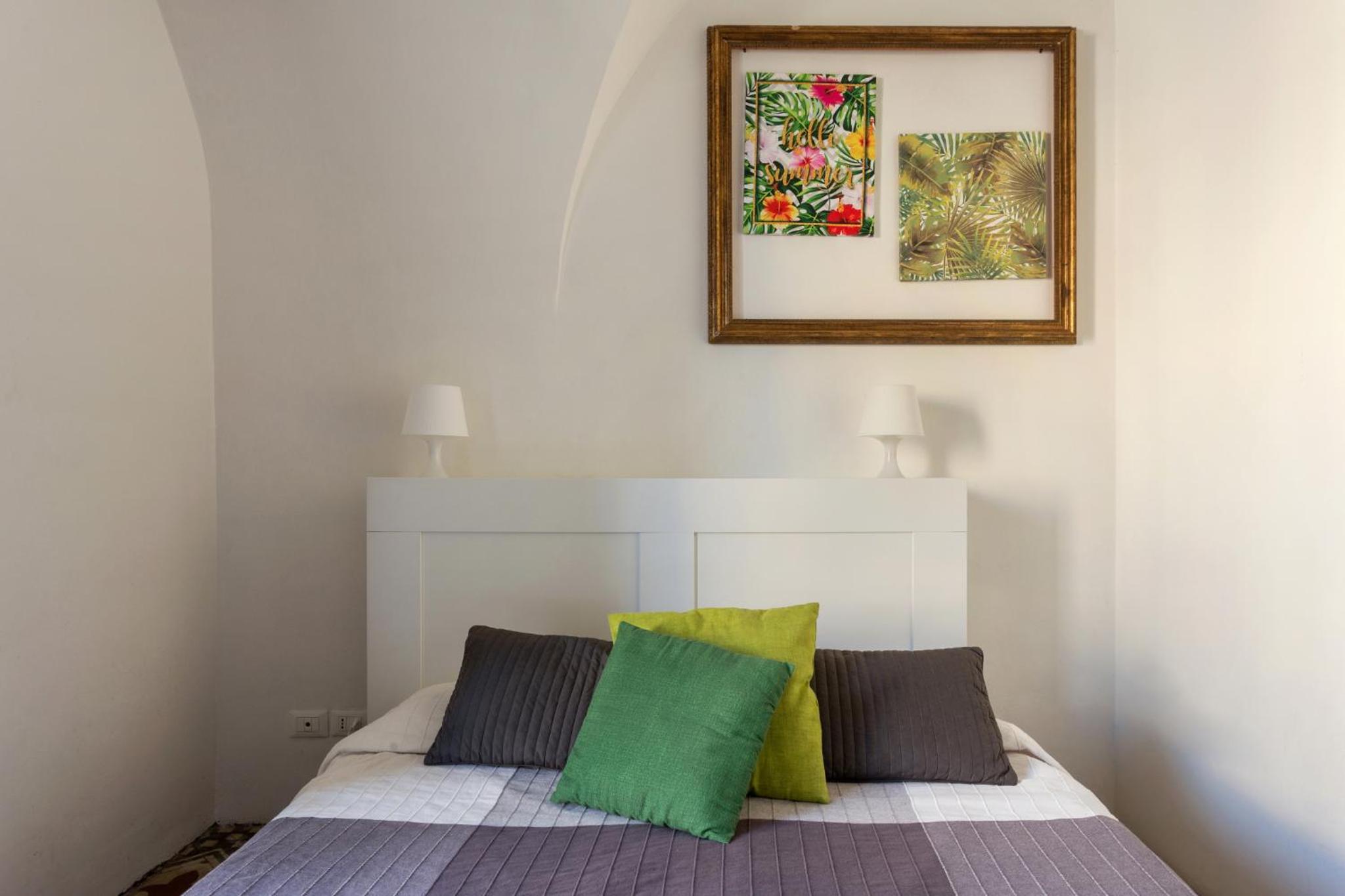 Triple Room with Balcony with square view - Photo 11