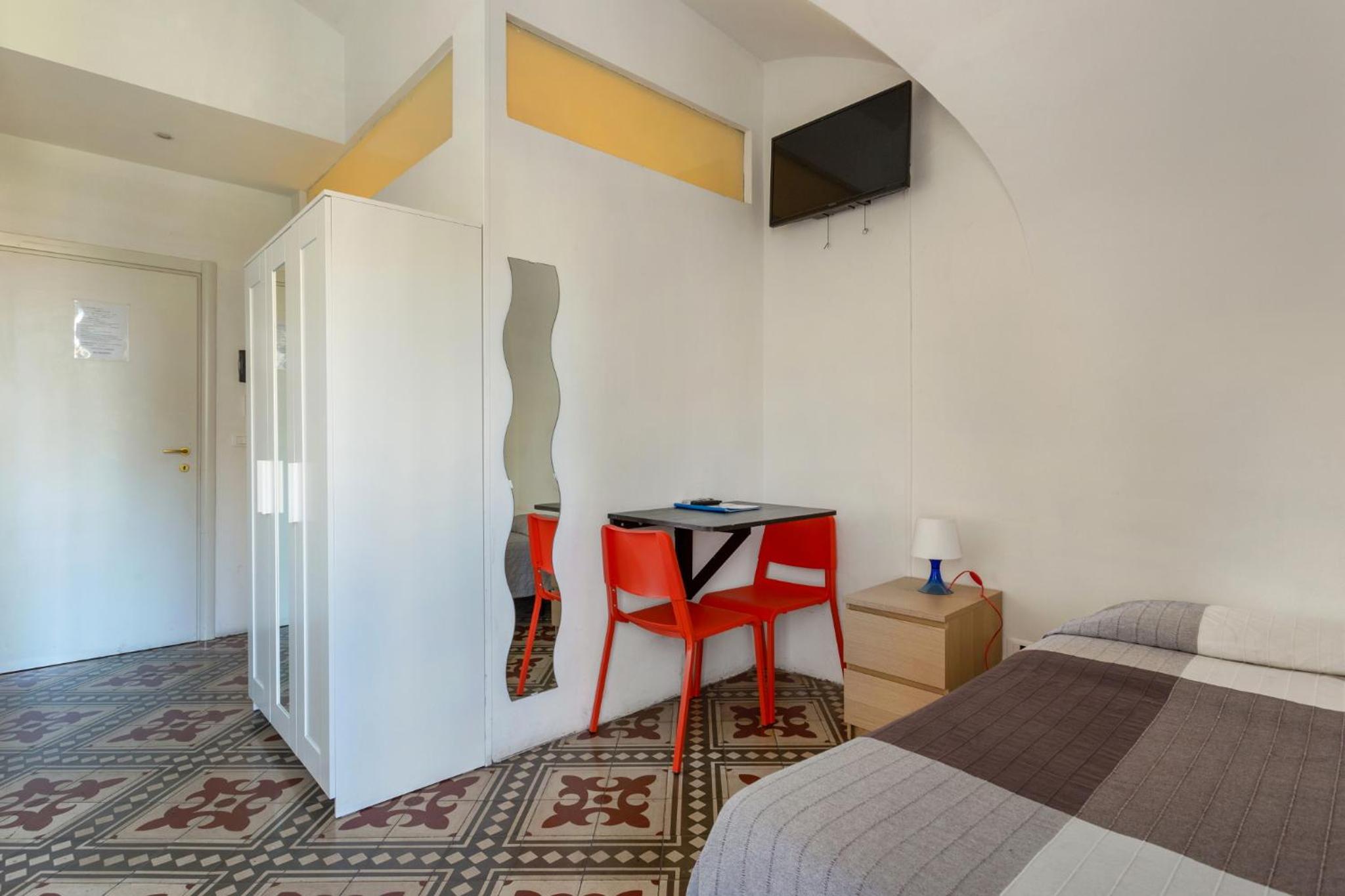 Triple Room with Balcony with square view - Photo 7