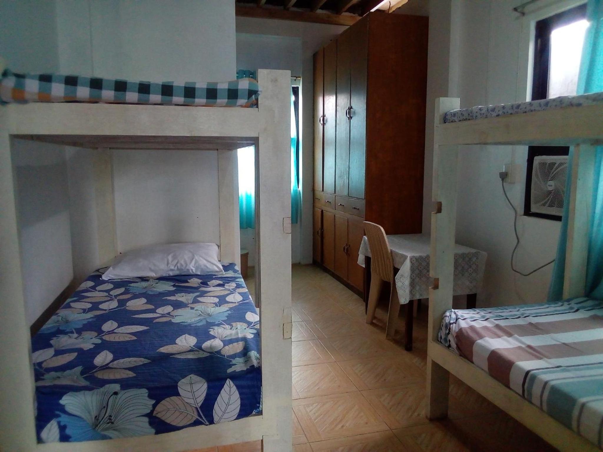 Quadruple Room with Bathroom - Photo 8