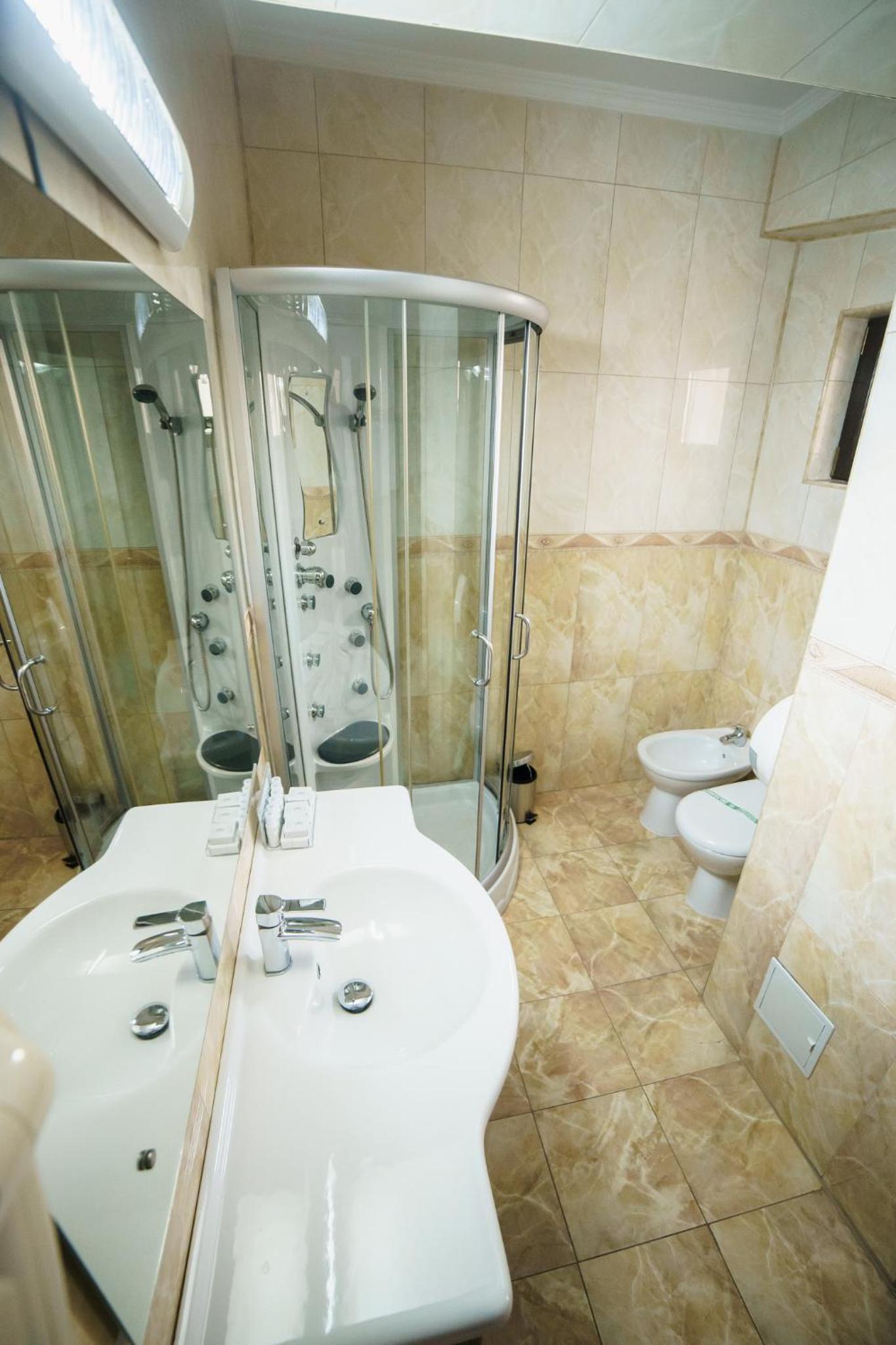Superior Suite - Photo 9