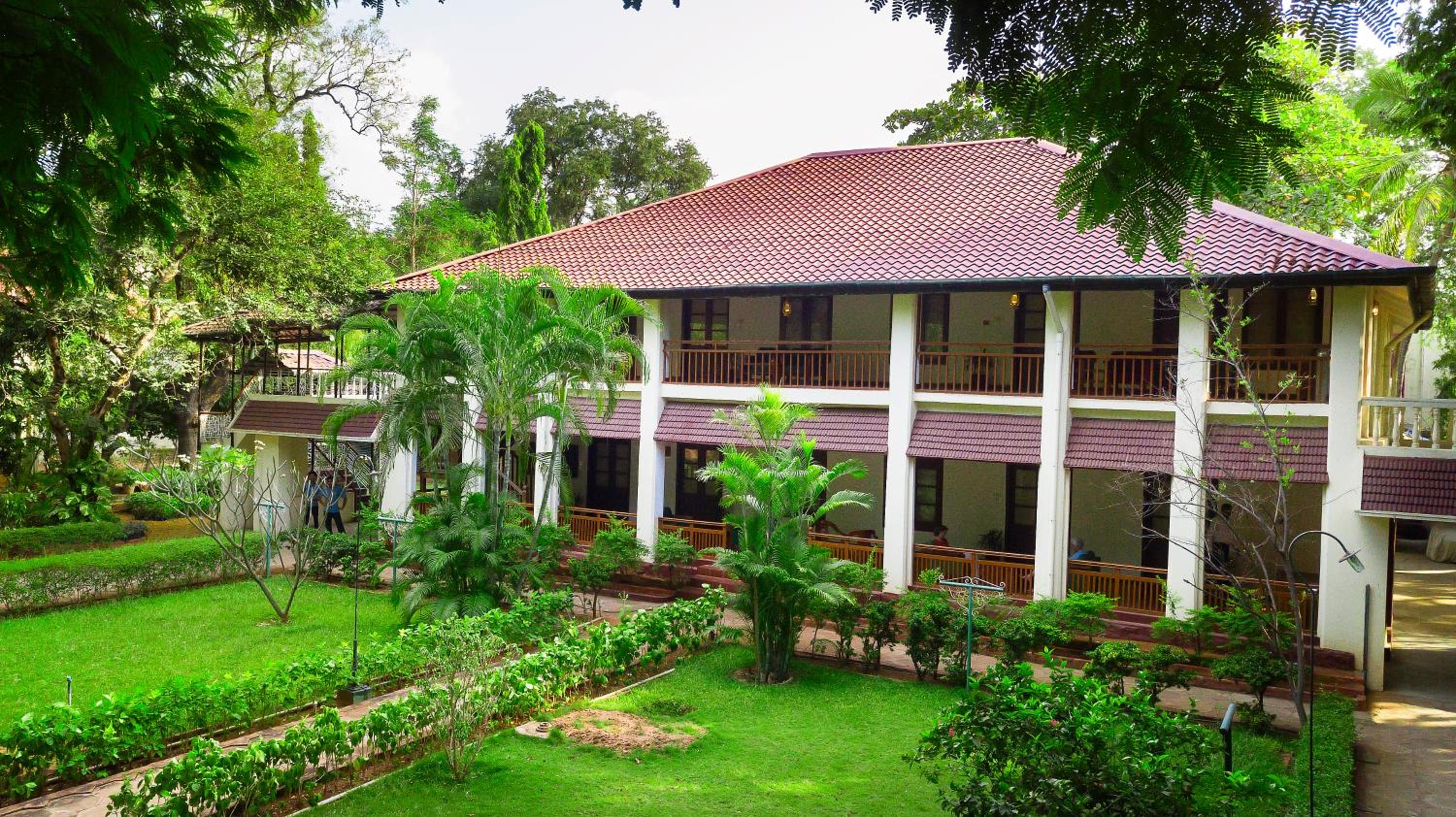 Deluxe Double Room (Complimentary breakfast and Hi-Tea (4–5 PM) with tea, coffee, and cookies)