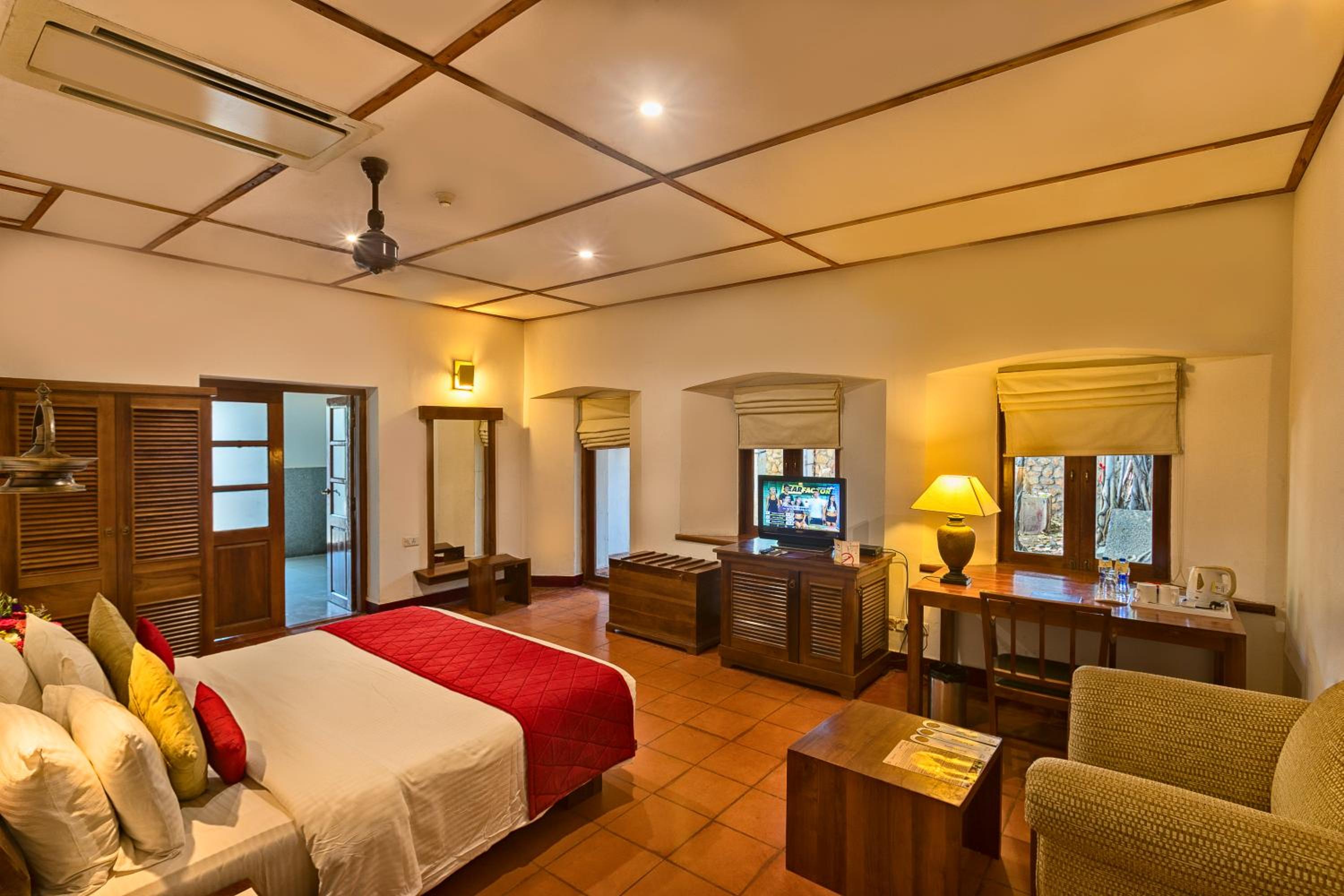 Deluxe Double Room (Complimentary breakfast and Hi-Tea (4–5 PM) with tea, coffee, and cookies)
