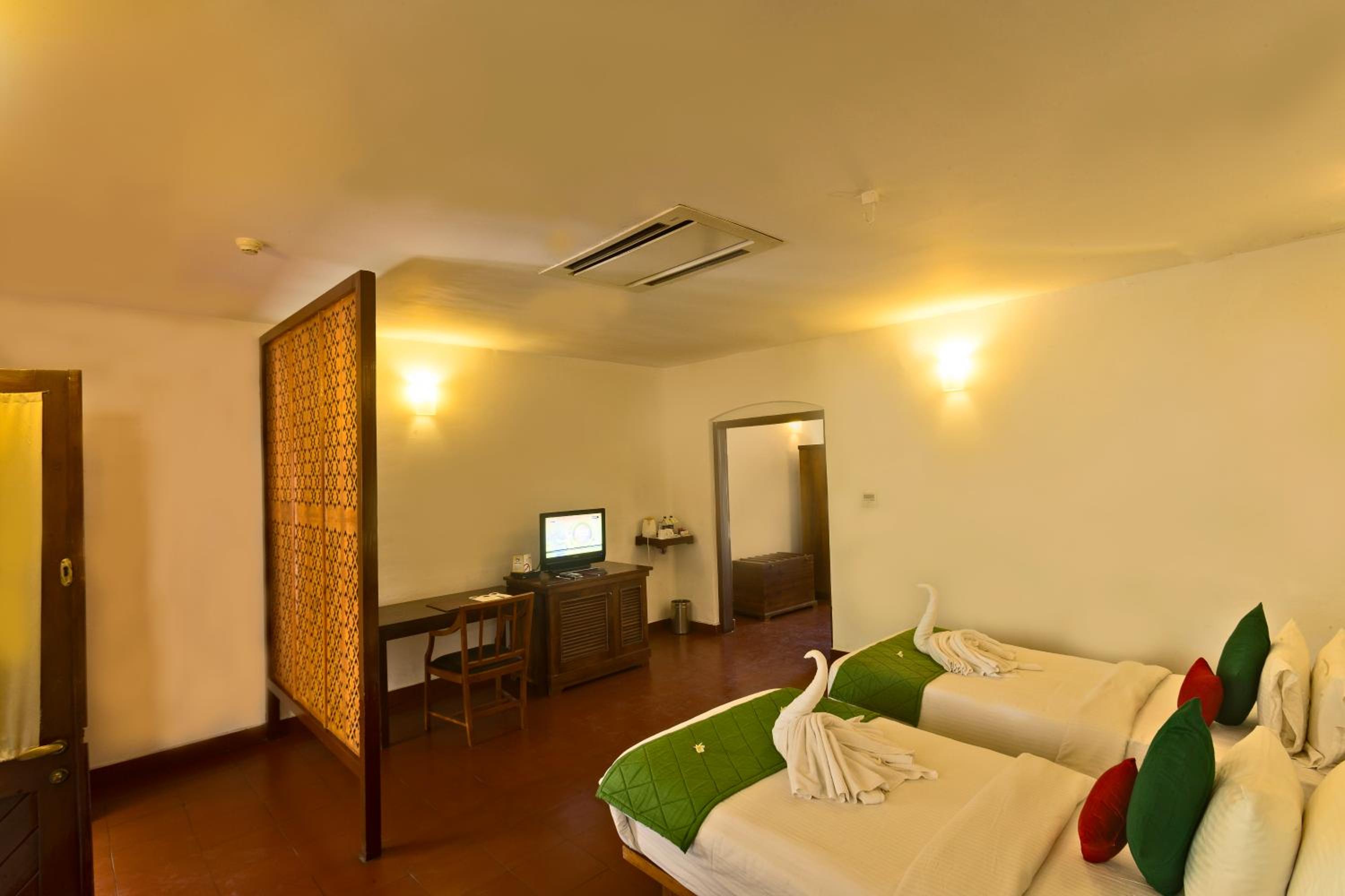 Deluxe Double Room (Complimentary breakfast and Hi-Tea (4–5 PM) with tea, coffee, and cookies)
