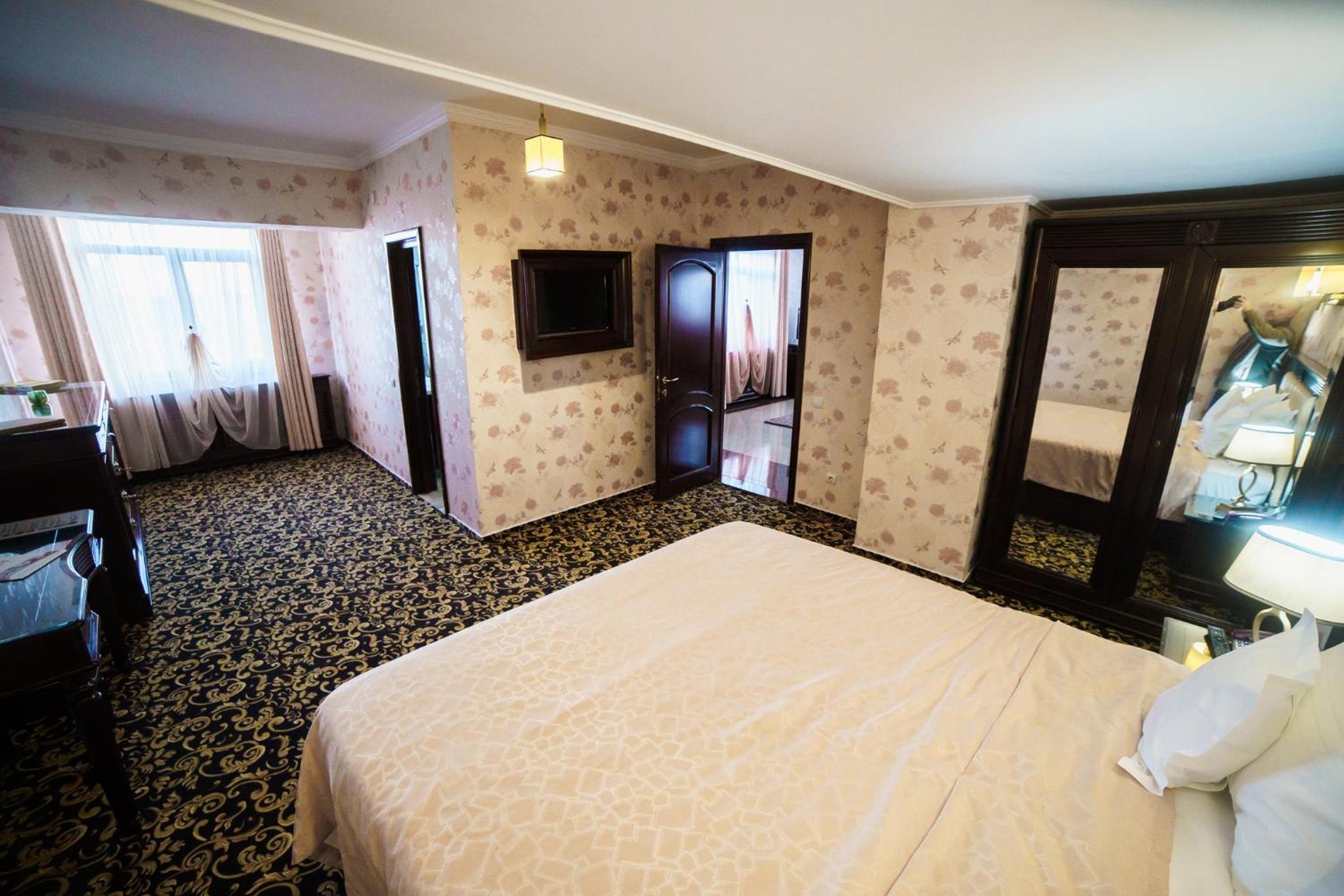 Superior Suite - Photo 7