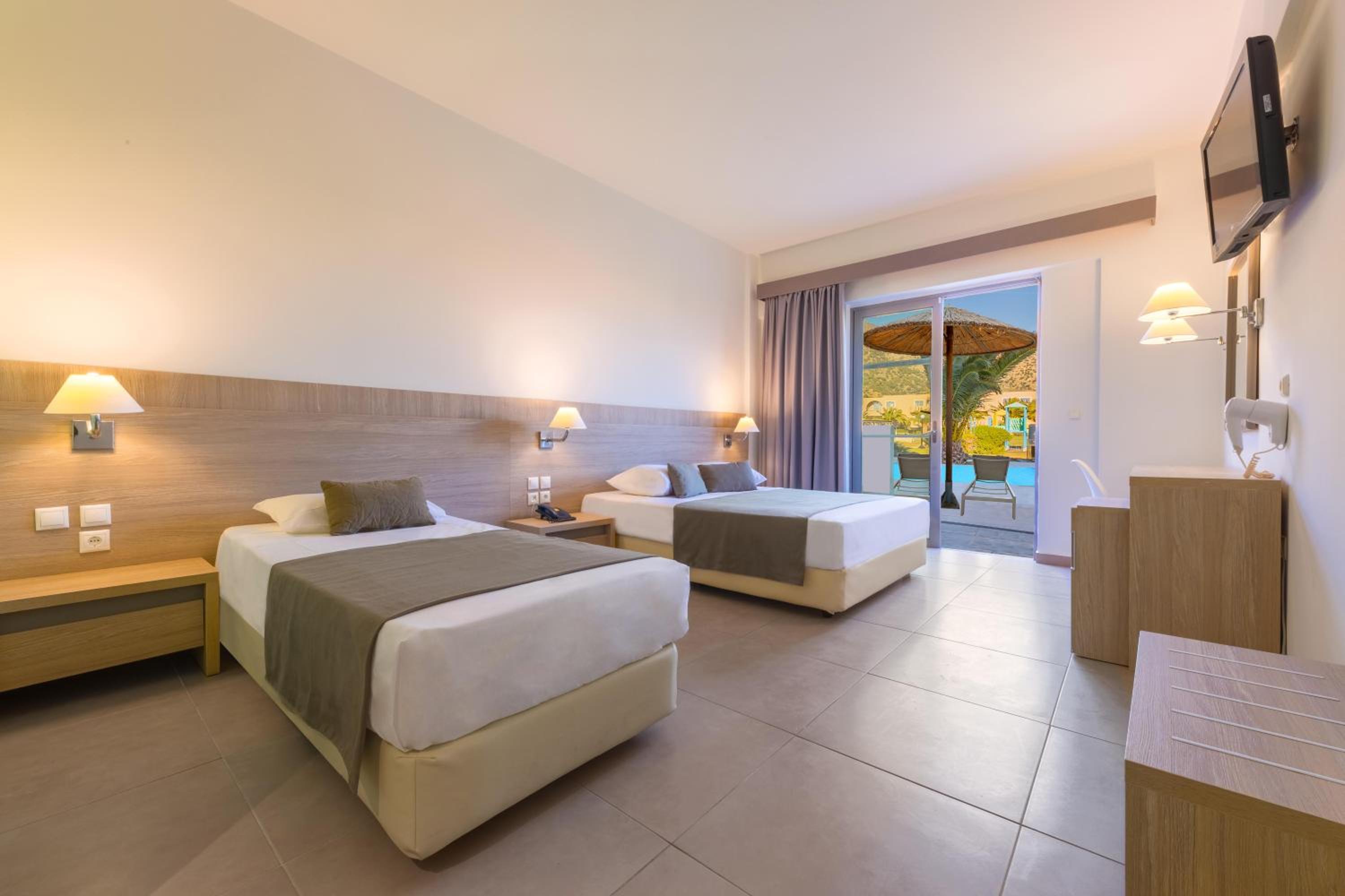 Superior Double or Twin Room with Pool View photo 2