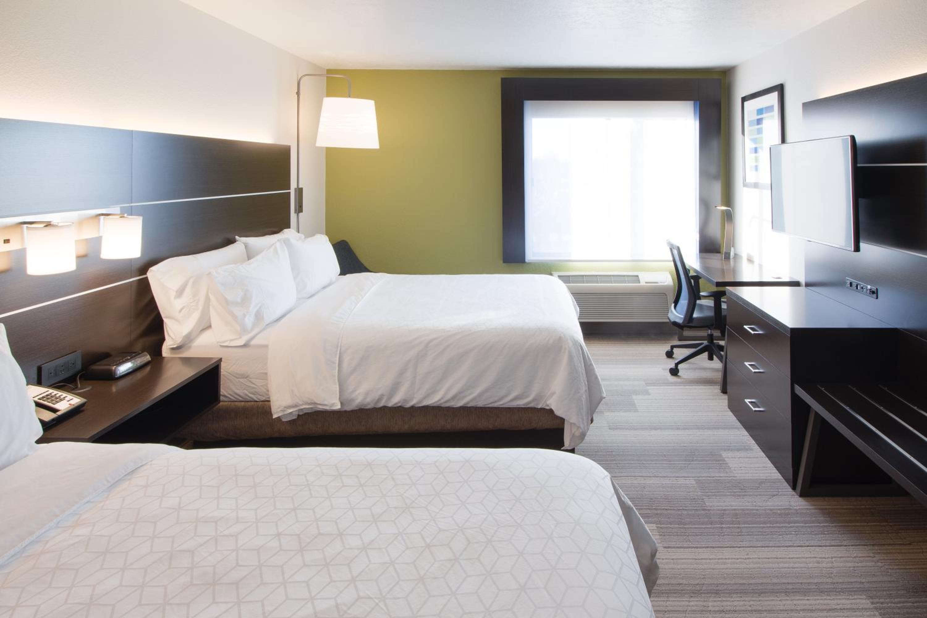 Standard Queen Room with Two Queen Beds - Photo 3