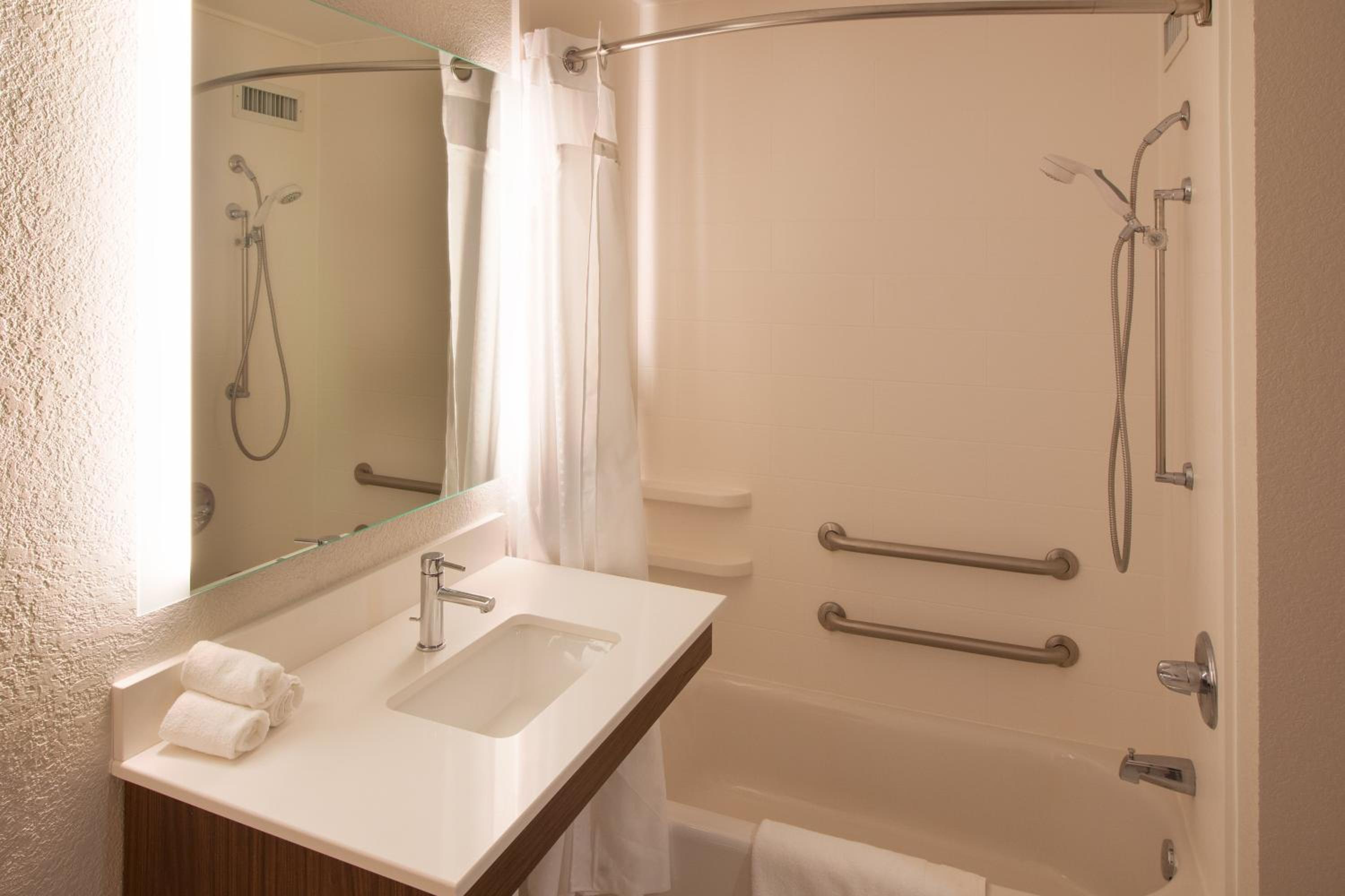 King Room - Mobility Access/Hearing Accessible - Photo 4