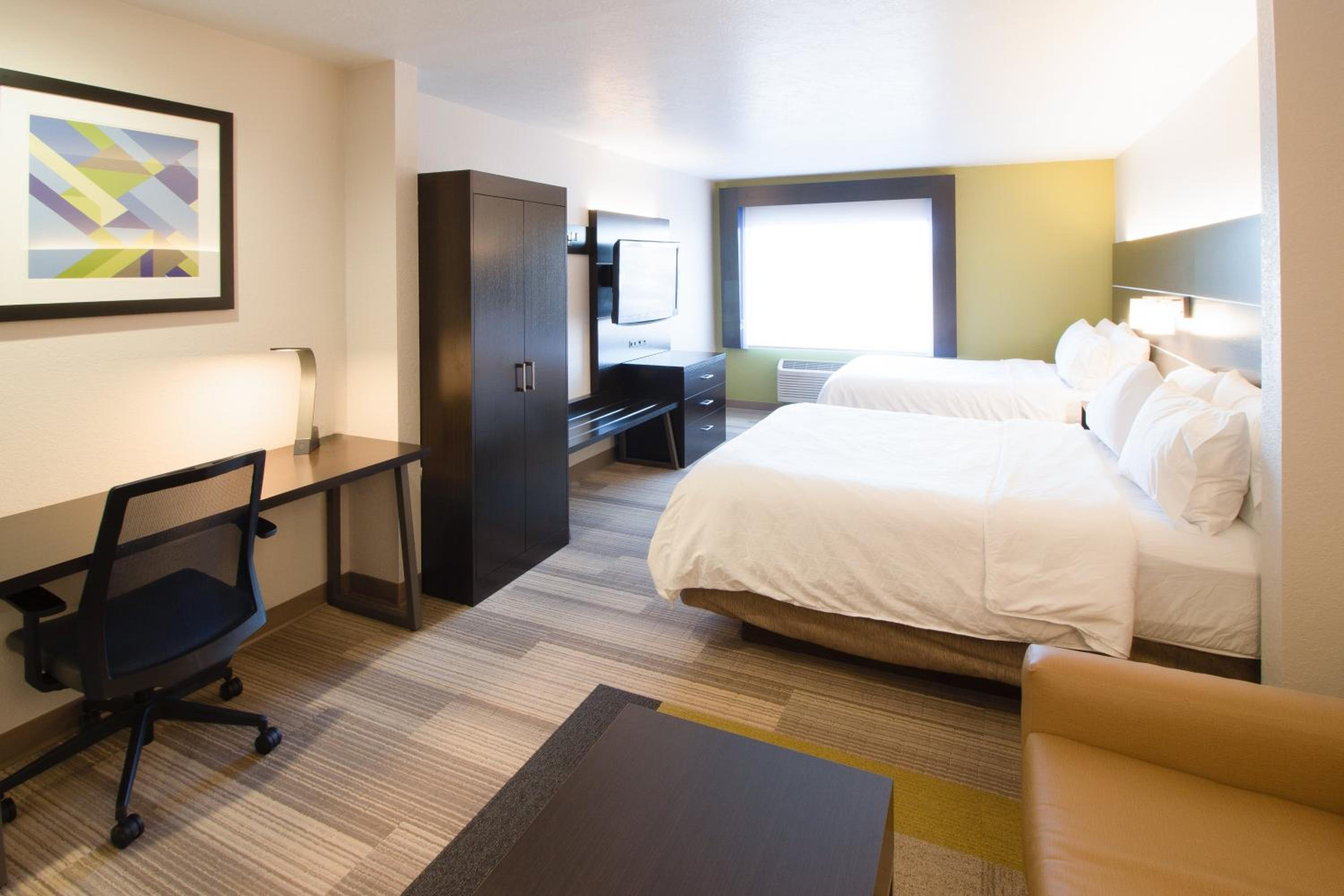 Queen Suite with Two Queen Beds and Sofa Bed - Photo 2