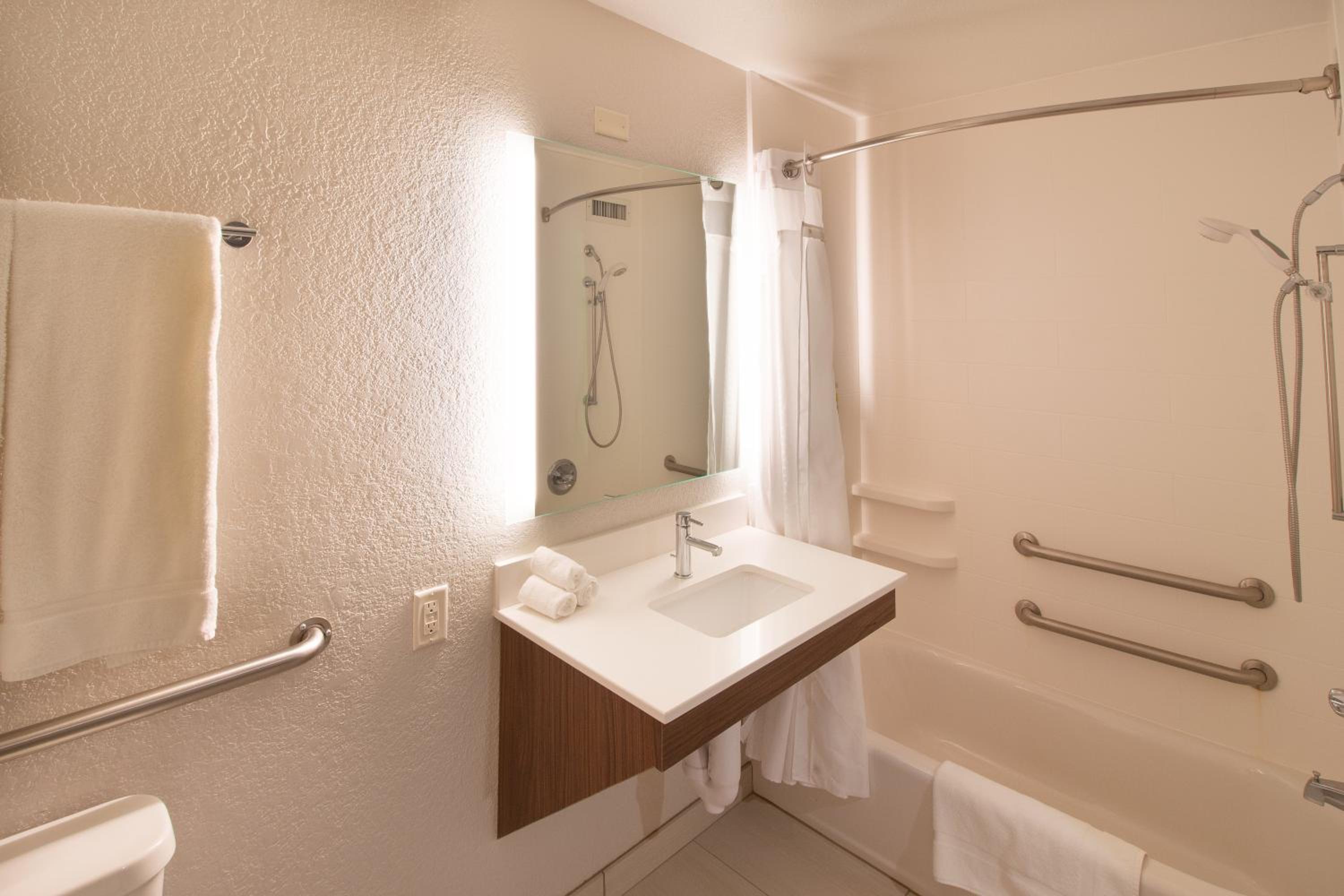 King Room - Mobility Access/Hearing Accessible - Photo 3