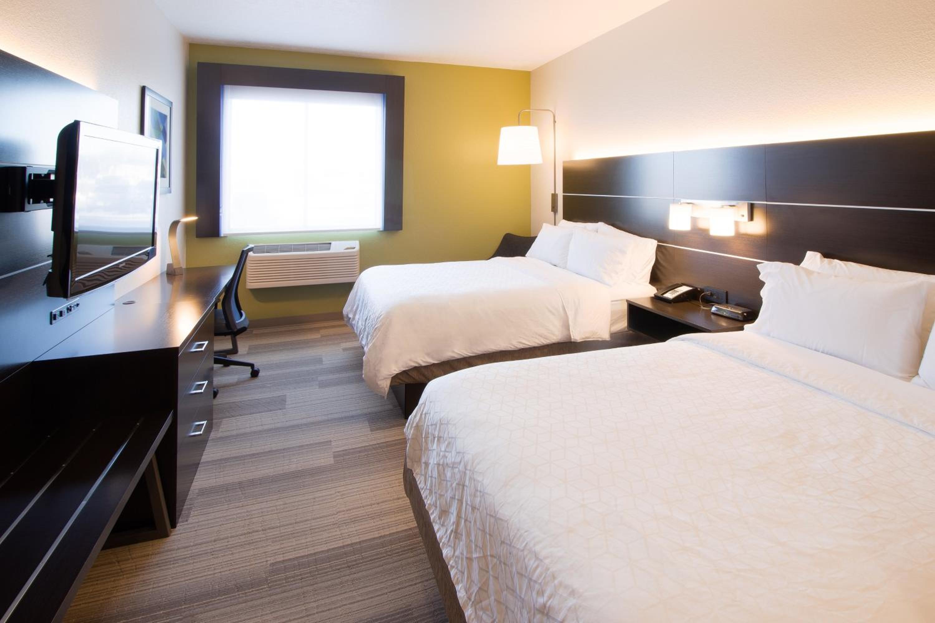 Standard Queen Room with Two Queen Beds - Photo 4