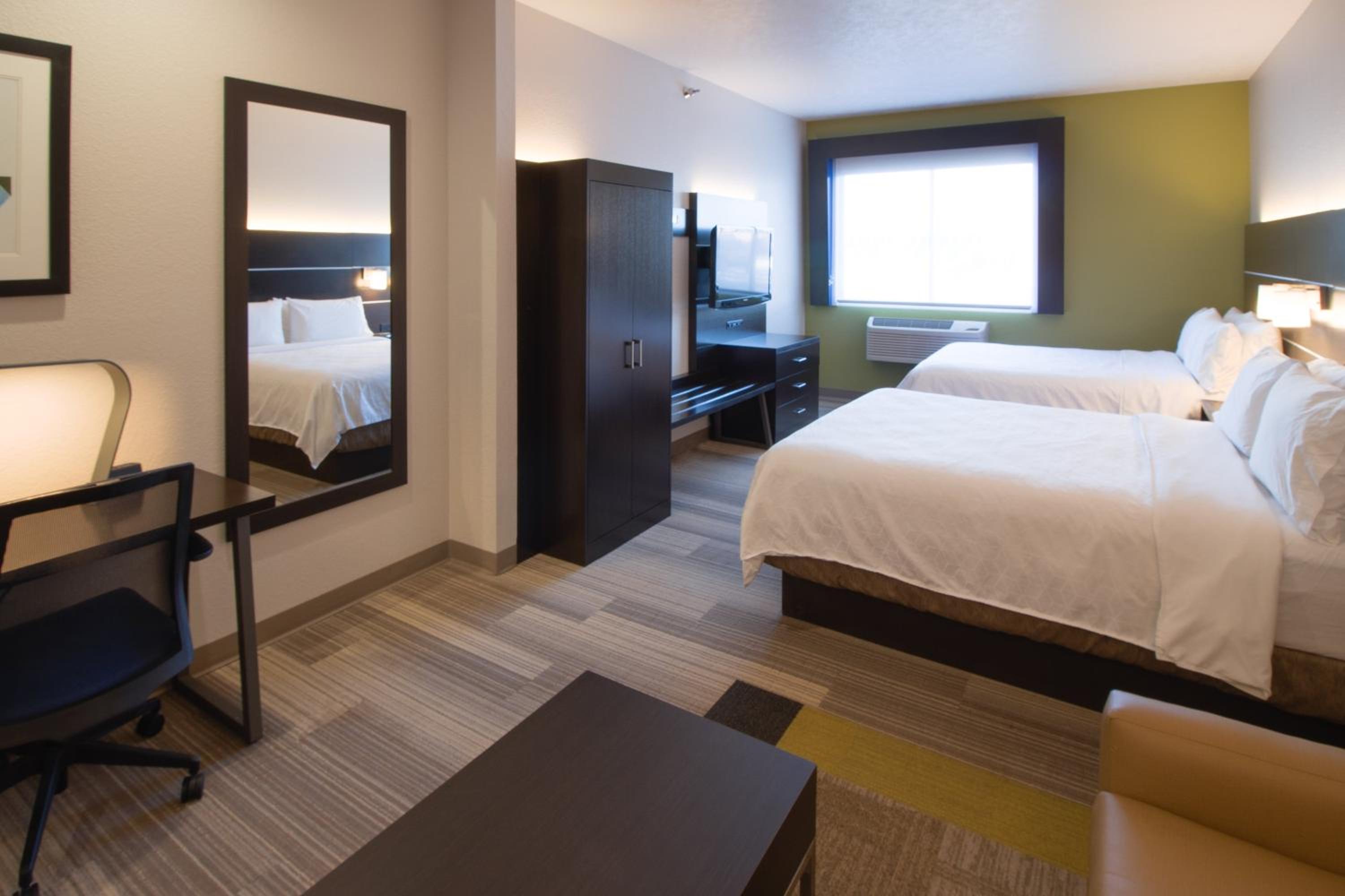 Suite with Two Queen Beds - Photo 3