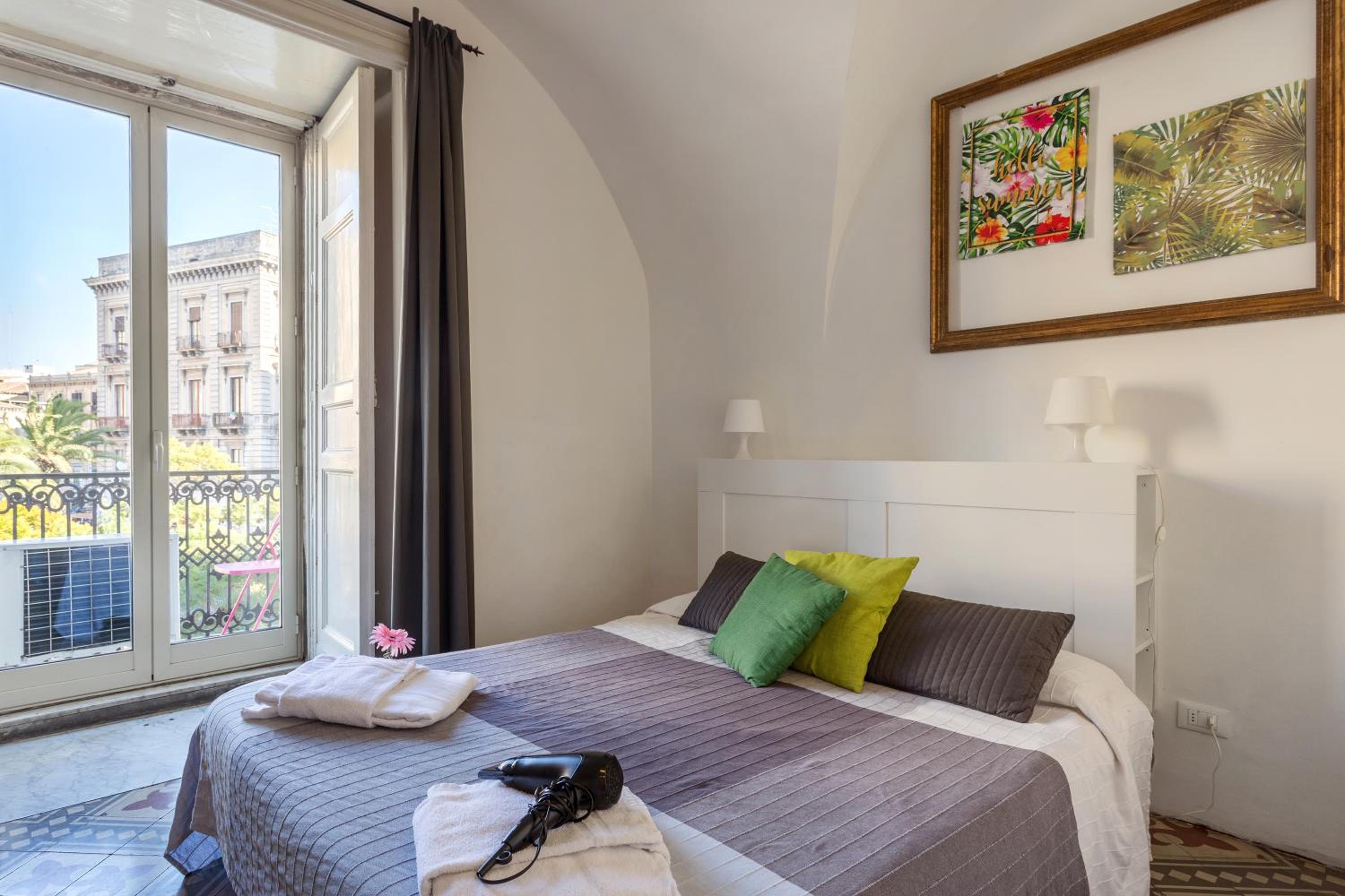 Triple Room with Balcony with square view - Photo 1