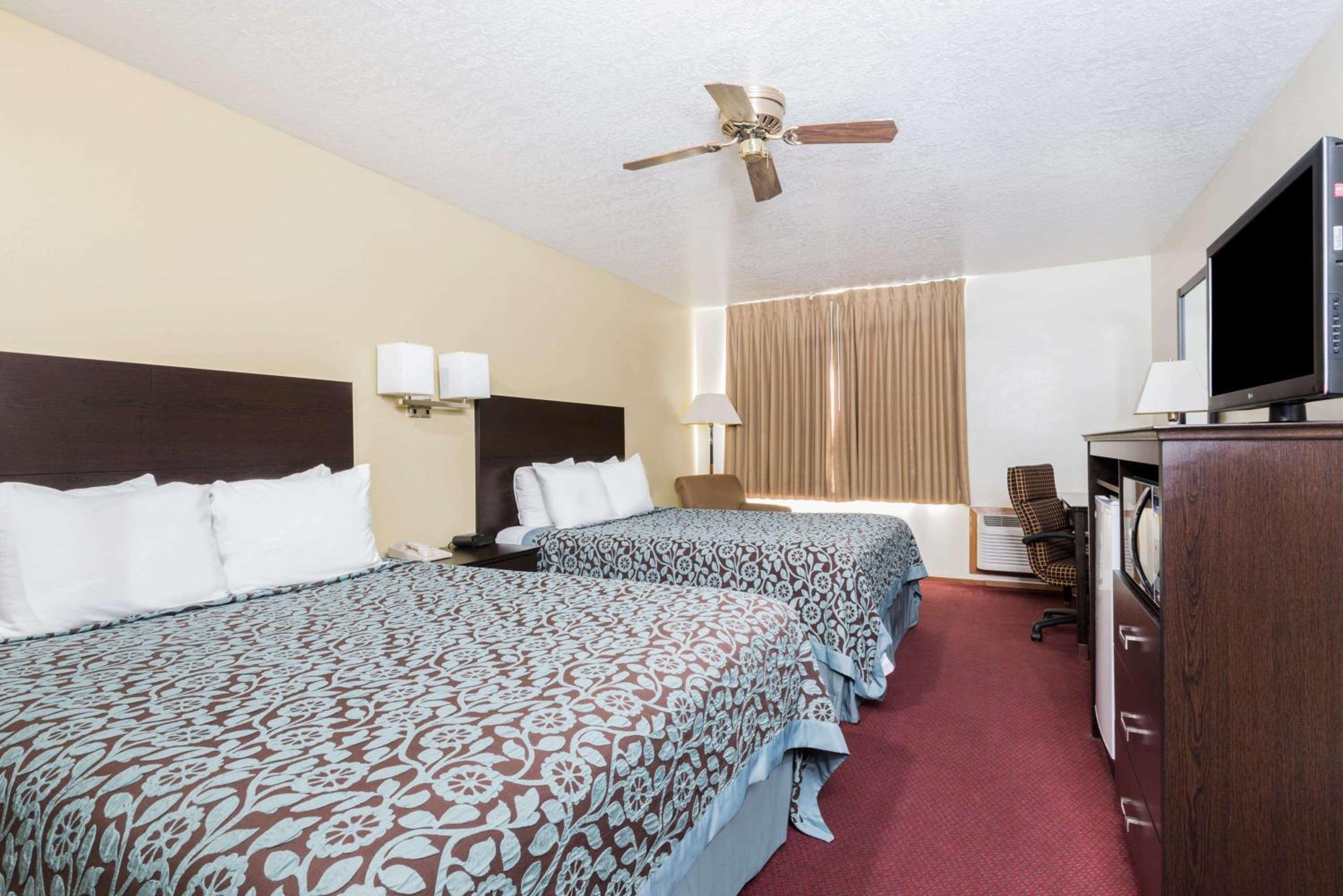 Deluxe Room with Bathtub with Grab Bars - Mobility Accessible - Non-Smoking - Photo 1