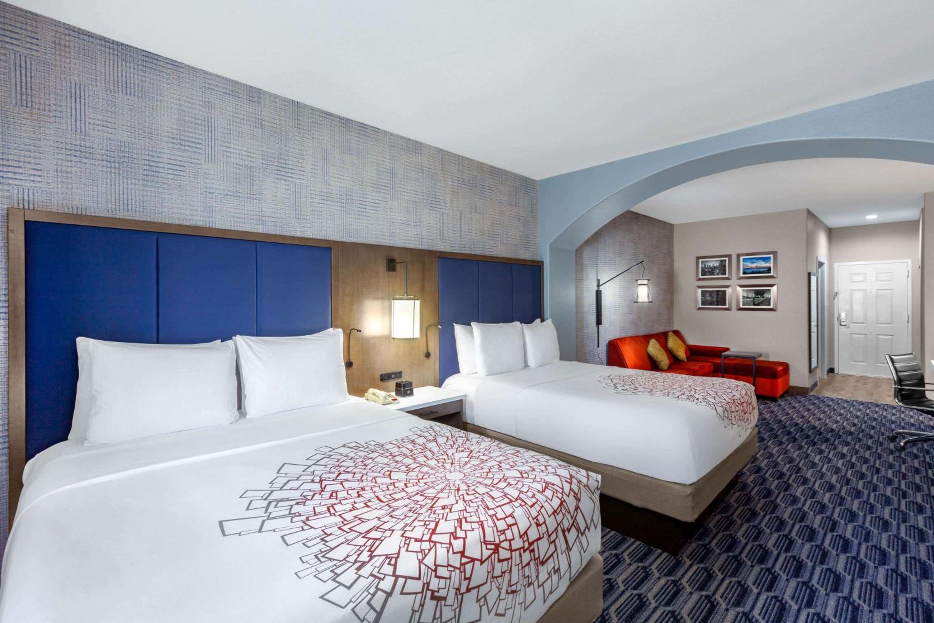 Deluxe Suite with Two Queen Beds - Non-Smoking - Photo 4