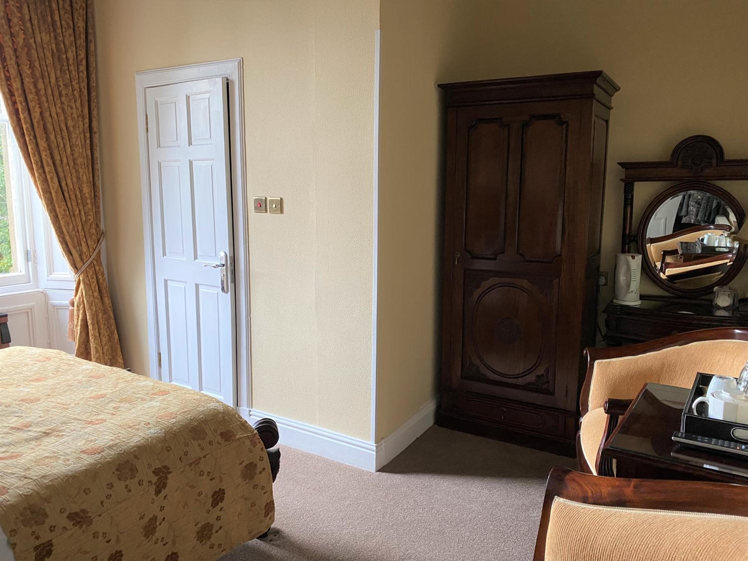 Deluxe Double Room with Shower - Photo 6