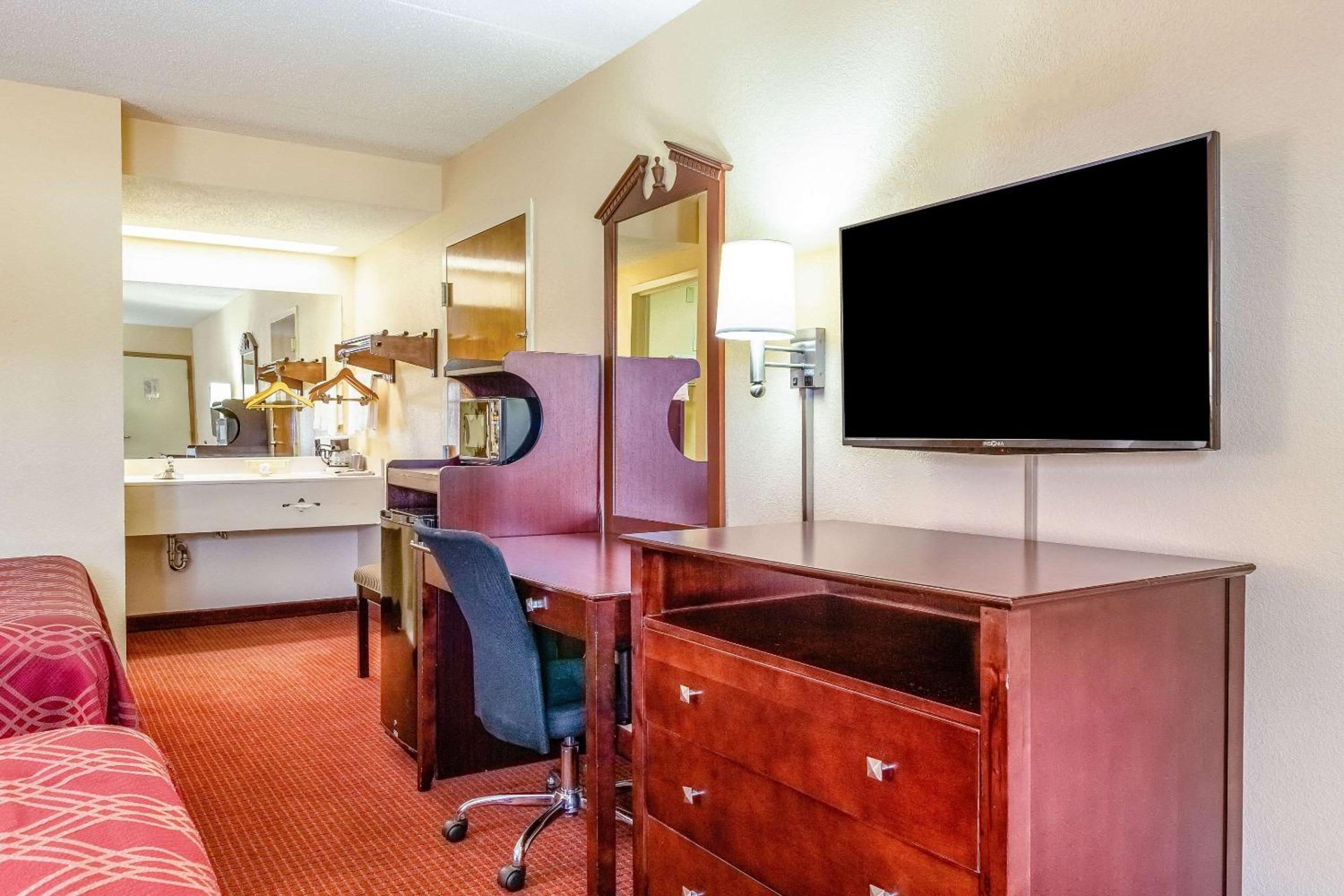 Queen Room with Two Queen Beds - Smoking photo 1