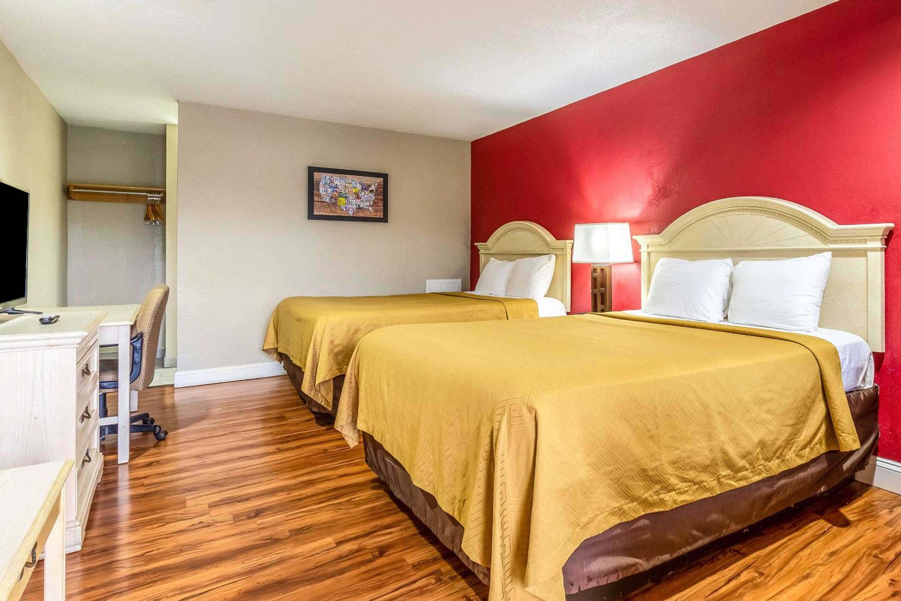 Queen Room with Two Queen Beds - Non-Smoking - Photo 11