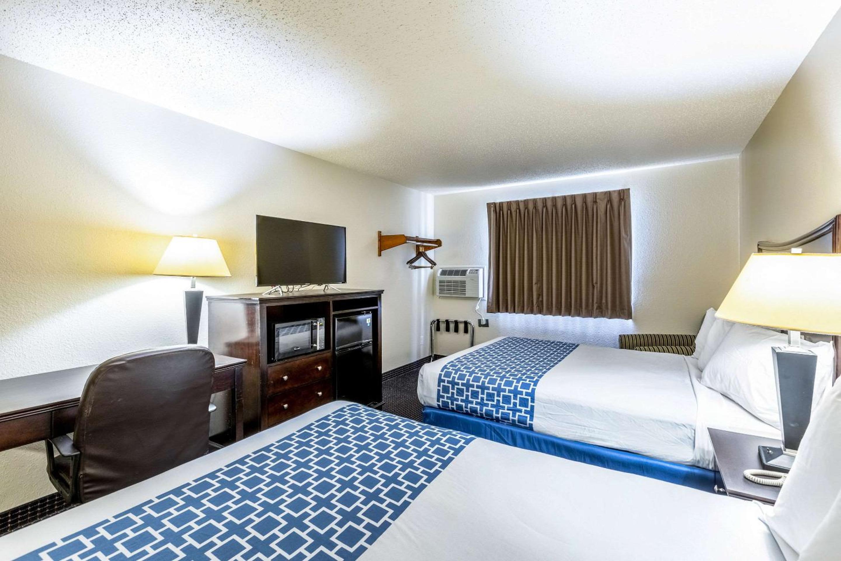 Queen Room with Two Queen Beds - Non-Smoking - Photo 6